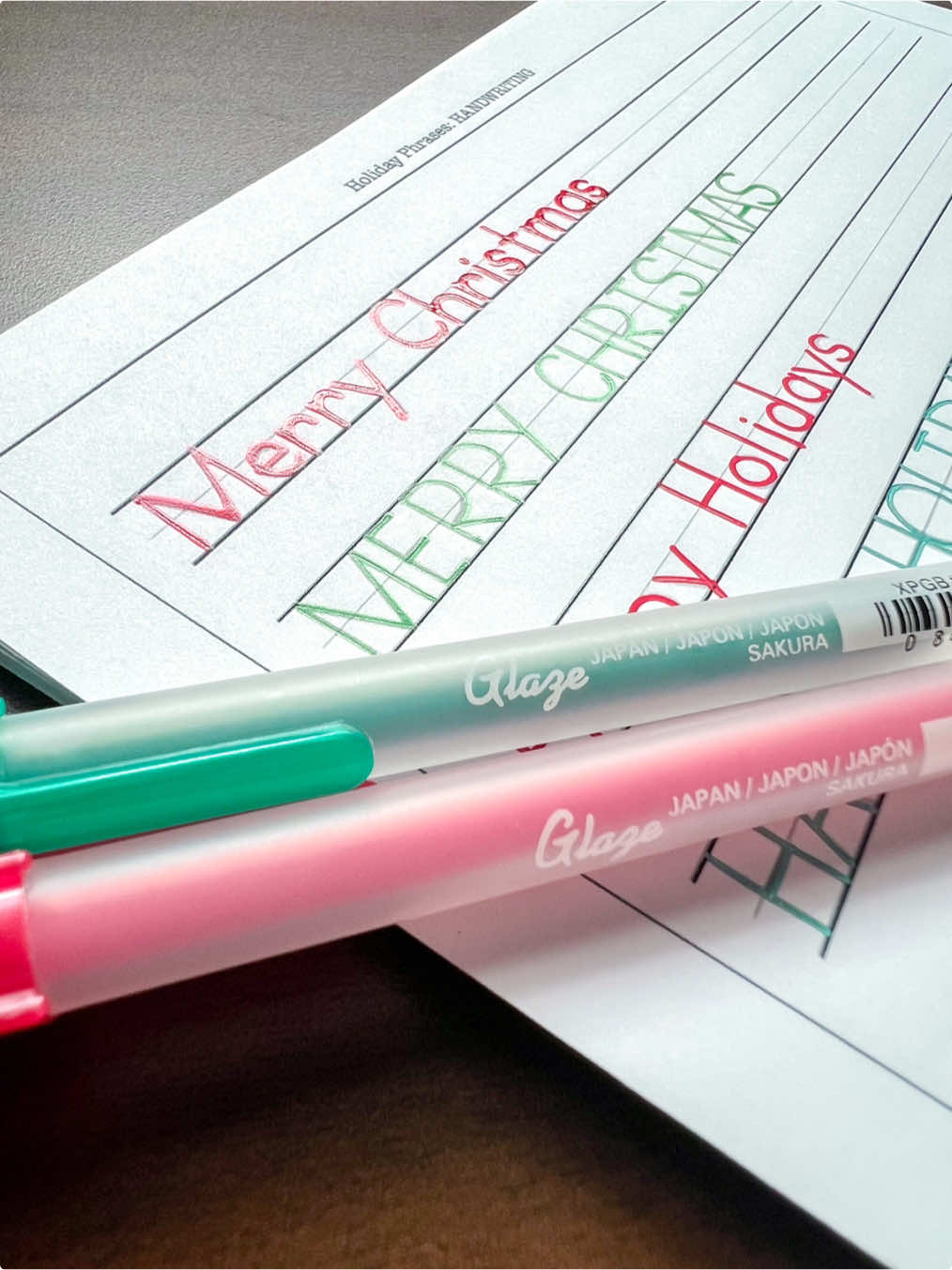 I feel like I don’t get to use my juicy, fun gel pens very often, but they are perfect for workbooks! 💚❤️ 🖊️ @Sakura of America Glaze 📝 Holiday Phrases: Handwriting