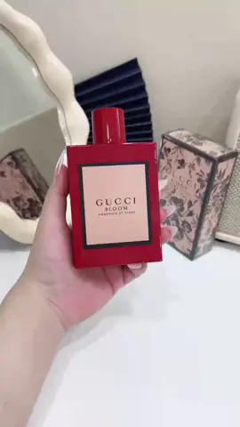 #nướchoa#perfume Nếu bạn là một tín đồ của nước hoa đến từ nhà Gucci, chắc hẳn bạn đã biết tới Gucci Bloom, một dòng hương khai thác các nét đẹp nữ tính của nhóm hoa trắng với tâm điểm luôn là Hoa huệ. Gucci Bloom Ambrosia di Fiori Eau de Parfum là một 
