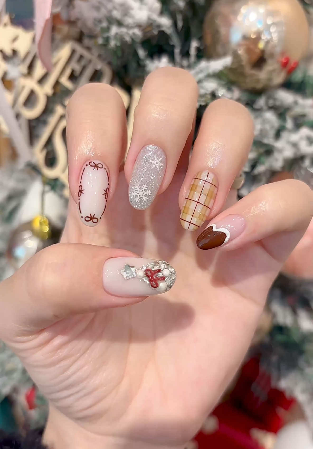 Giáng sinh này em chẳng muốn cô đơn 🥰 Tiệm Nail Chanh Leo💅🏻 Đào tạo Học viên Chuyên nghiệp💅🏻 Chuyên Nail Hàn