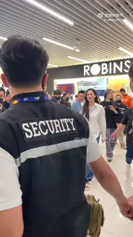 The bodyguard is online, which is too safe.☺️☺️☺️#lingorm #linglingkwong #ormkornnaphat #orm #ling @Lingling Kwong @ออมออมเอง:^D 