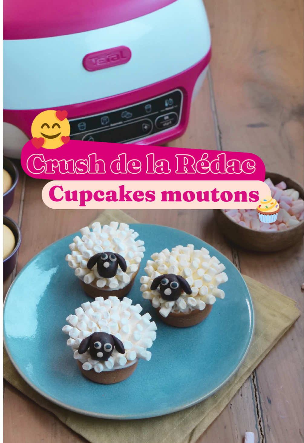 C’est mercredi, et vous cherchez une activité sympa avec vos enfants ? On a ce qu’il vous faut : des moutons cupcakes trop mignons à réaliser ensemble avec le Cake Factory de @Tefal France 🐑✨   Ingrédients pour 6 gourmands Pour les cupcakes : • 125g de sucre • 125g de beurre • 125g de farine • 2 œufs • 80g de sucre glace • 80g de beurre fondu Pour le topping : • 300g de cream cheese Philadelphia • 1 zeste de citron jaune • 4 c. à soupe de sucre glace • 1 paquet de mini marshmallows • 250g de pâte d’amande noire • 50g de pâte d’amande blanche Un moment ludique en cuisine qui ravira petits et grands 🧁💛   Collaboration avec Tefal France  —— #FoodTok #tiktokfood #cupcake #cupcakedecorating 