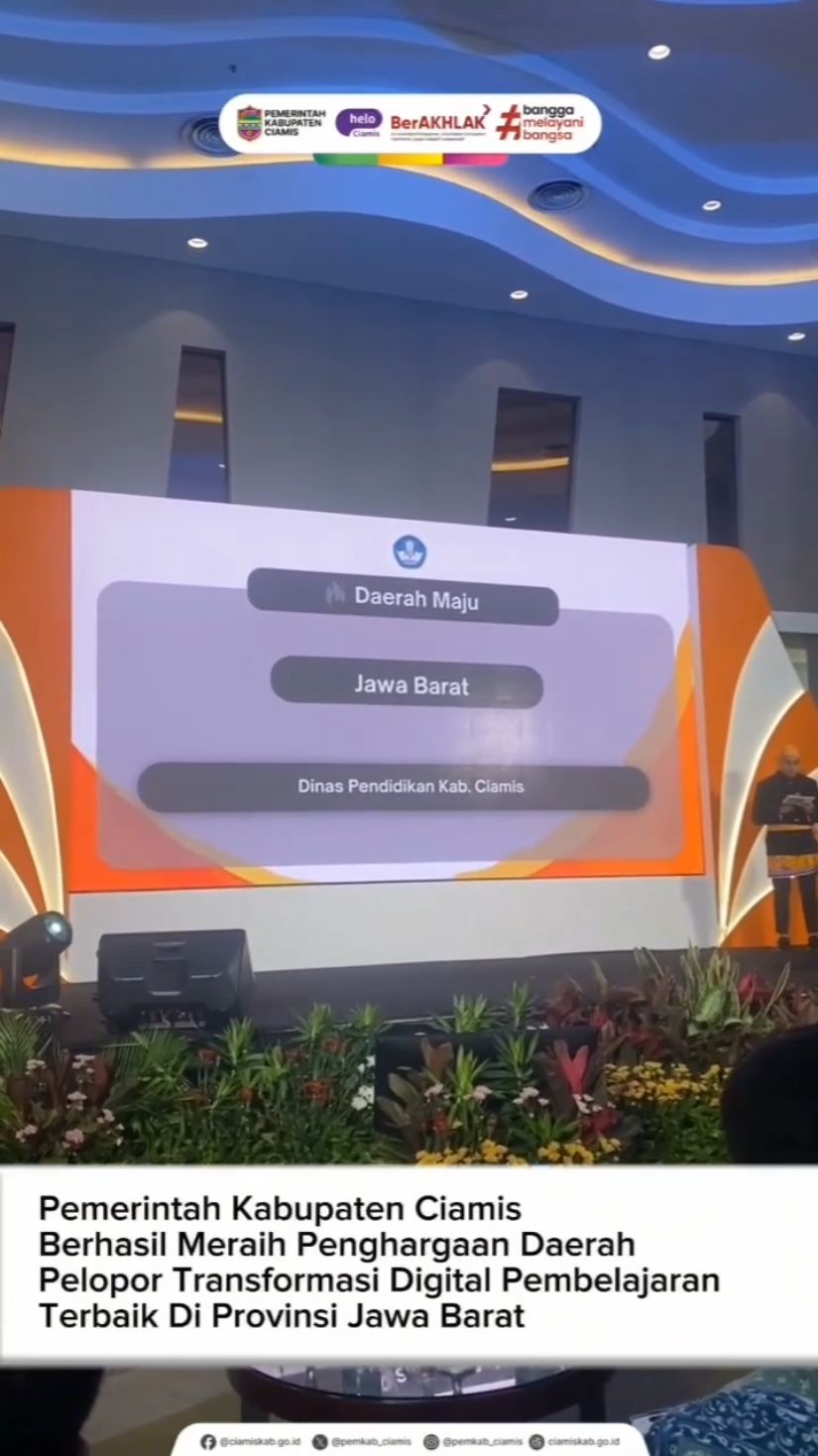 Ciamis Raih Penghargaan Daerah Pelopor Transformasi Digital Nasional 2024 Kementerian Pendidikan, Kebudayaan, Riset, dan Teknologi melalui Direktorat Jenderal Pendidikan Dasar dan Menengah menggelar Ajang Penganugerahan Daerah Pelopor Transformasi Digital dalam Pembelajaran Tingkat Nasional Tahun 2024. Kegiatan ini bertujuan untuk mendorong optimalisasi penggunaan bantuan peralatan teknologi informasi dan komunikasi (TIK) serta akun akses layanan pendidikan di berbagai satuan pendidikan. Dalam ajang bergengsi ini, Dinas Pendidikan Kabupaten Ciamis berhasil meraih penghargaan sebagai Daerah Pelopor Kategori Daerah Maju Tingkat Nasional. Penghargaan tersebut diberikan atas peningkatan signifikan yang dicapai berdasarkan berbagai kriteria penilaian, di antaranya: Aktivasi akun akses layanan pendidikan (akun belajar.id) untuk pembelajaran. Pemanfaatan TIK (seperti Chromebook) dalam pembelajaran. Kebijakan dan regulasi yang mendukung dari pemerintah daerah. Peningkatan kompetensi guru dan tenaga kependidikan (GTK). Pemenuhan sarana dan prasarana TIK. Pelaksanaan program pendukung, seperti SRG/KSRG. Kepala Dinas Pendidikan Kabupaten Ciamis, Erwan Darmawan, menyampaikan rasa syukur atas pencapaian ini. “Alhamdulillah, penghargaan ini menjadi motivasi untuk tahun-tahun berikutnya. Kami berharap Ciamis bisa terus meningkatkan prestasi dan meraih predikat Daerah Pelopor dengan kategori Unggul,” ujarnya. Prestasi ini disebut Erwan sebagai hasil kerja keras seluruh insan pendidikan di Kabupaten Ciamis, yang terus berupaya menghadirkan transformasi digital untuk mendukung pembelajaran. Dengan penghargaan ini, Kabupaten Ciamis diharapkan menjadi contoh inspiratif bagi daerah lain dalam memajukan pendidikan berbasis digital. #disdikciamis #ciamispride #erwandarmawan #kadisdikciamis #pendidikan #digitalisasi #anugrah #penghargaannasional 