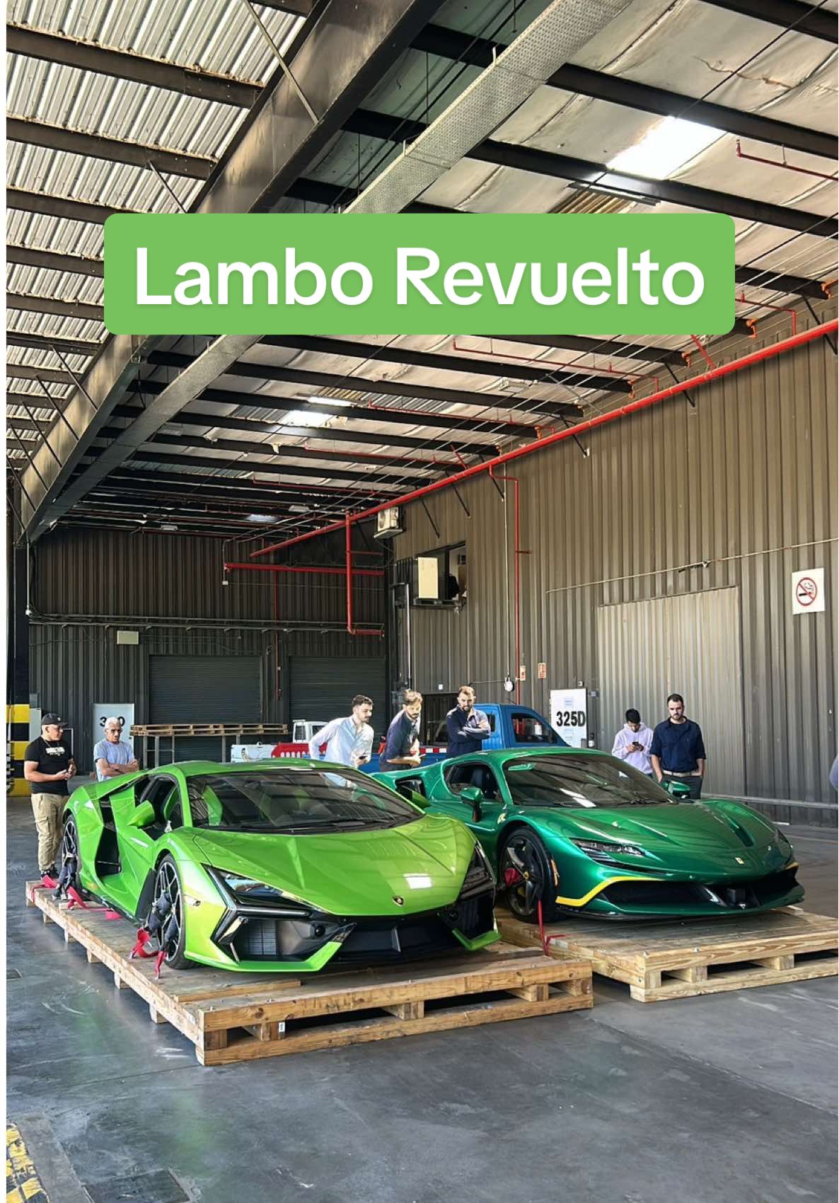 Suena o no suena ese V12 ? 🔊💥 Lamborghini Revuelto +++++++++++++++++++++++++++++++++++++++++++++ 🔩Motor: 6.5 V12 48 válvulas + ⚡️ 🐎Potencia: 1015 cv a 9250 rpm 📊Torque: 900 Nm de 2000 a 4000 rpm ⌚️0-100km/h: 2,4 s 🏁Vel. Máxima: 352 km/h ⚖️Peso: 1892 Kg ⛽️Consumo mixto: 8,4 Km/lt 🚀Consumo deportivo: 5,6 Km/lt 📈Tracción: AWD  📐Produccion: Italy🇮🇹 (2023-presente) 🔩Transmisión: AT Sec 8  