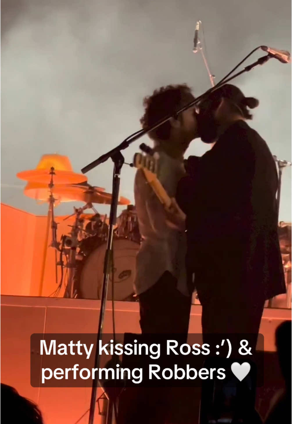 The 1975-Robbers LIVE (The Forum) 🤍 & a lil kiss  #the1975 #the1975live #mattyhealy #rossmacdonald #robbers #robberslive #tour #concerts #live 