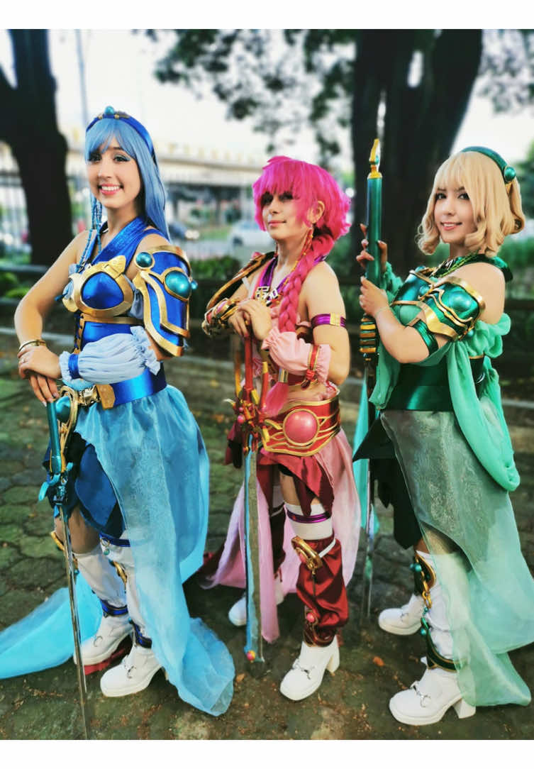 A las #guerrerasmagicas nos cuida #mokona 😏 @Teu Chan - Anais @⭐Deru⭐ - Lucy . #CosplayLife #MagicalKnights #CosplayDreams #MagicKnightRayearth #cosplaygirl #comiccon #comicconcolombia #yunaniacosplay