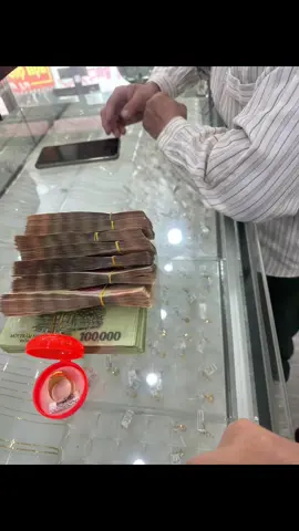 Cuộc đời này vất vả ra sao ! Nhưng tình con gái vẫn luôn dành thứ tốt đẹp nhất cho bố mẹ 😍