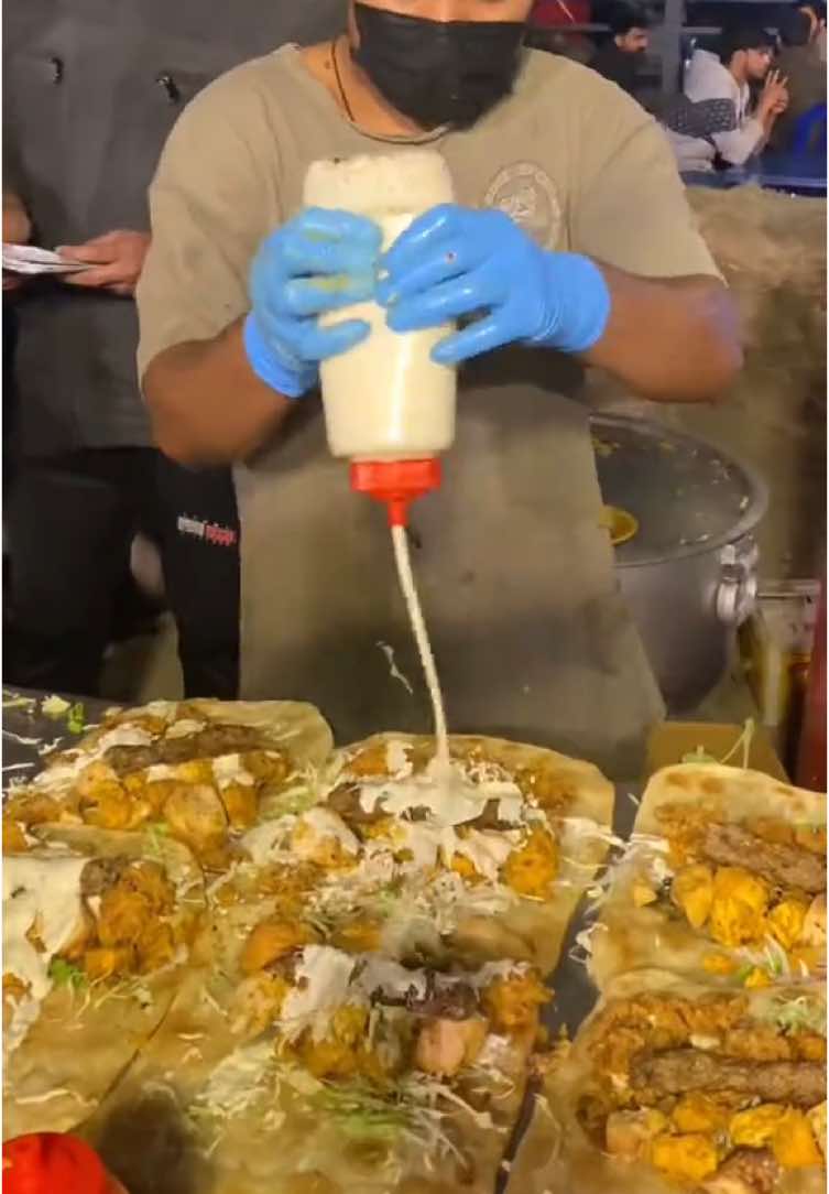 Chicken Dhamaka Roll 😋 paratha Sharatha Lal Pull Canal Road Lahore #foodies #streetfood#viralfood #musadiqrafique 