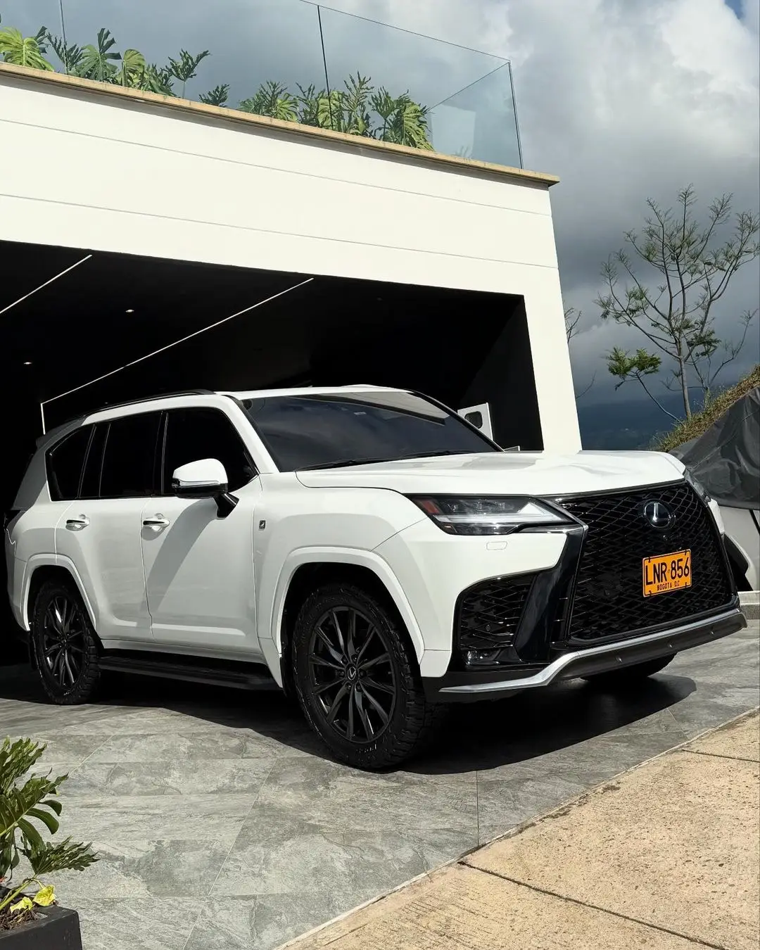 Lexus LX 600 f sport 2022 BLINDAJE 2 PLUS  de blintech!! 13.000Km color blanco motor V6 3.5 Biturbo con 409 Hp y 650 Nm de torque hace el 0-100 km/h en 7 segundos transmisión automática con caja de 10 velocidades con levas en el volante rines de 22 pulgadas suspension neumatica Panel de instrumentos con pantalla doble de 12.3 pulgadas la superior y 7 pulgadas la inferior sistema de sonido Mark Levinson de alta fidelidad con 25 altavoces, 3 filas de asientos en cuero con calefaccion, ventilación y memorias sistema de plagado de sillas electrico aire acondicionado automático de 4 zonas guantera central con compartimento refrigerado cargador inalambrico de celular camara 360 grados con retrovisor central digital 2 pantallas tactiles de 11.6 pulgadas para la segunda fila iluminacion interior con 64 colores 6 modos de conducción y 6 opciones de terreno recibo vehiculo menor o mayor valor (no recibo finca raíz) precio 990.000.000$ negociable 📱3142408074