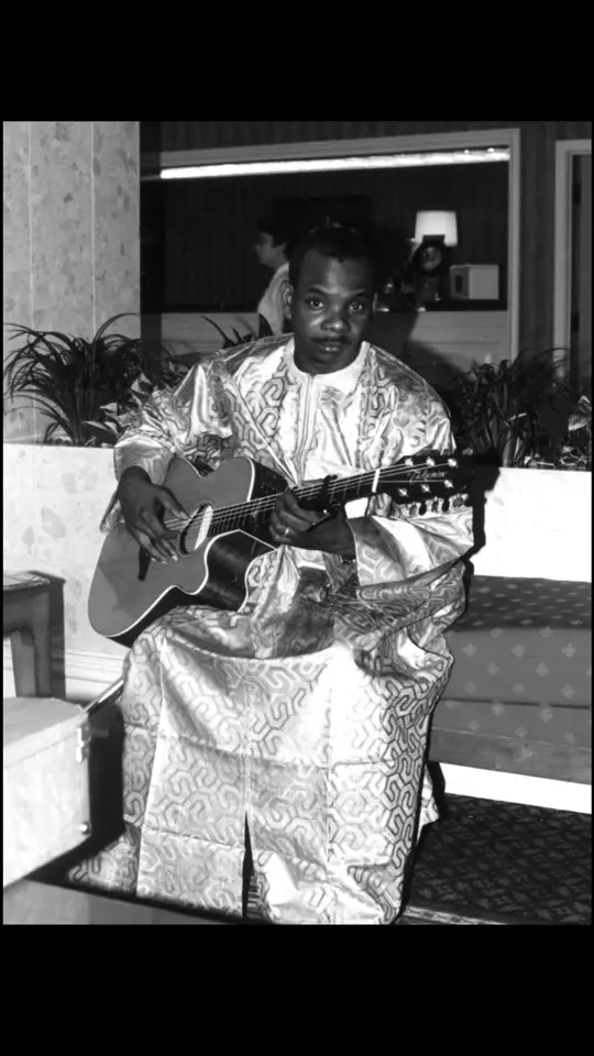 Toumani Diabaté avec la guitare de Salif Keita. 📸 Cherif Keita #malitiktok🇲🇱 #bamakomali🇲🇱 #toumanidiabate #mandingue 