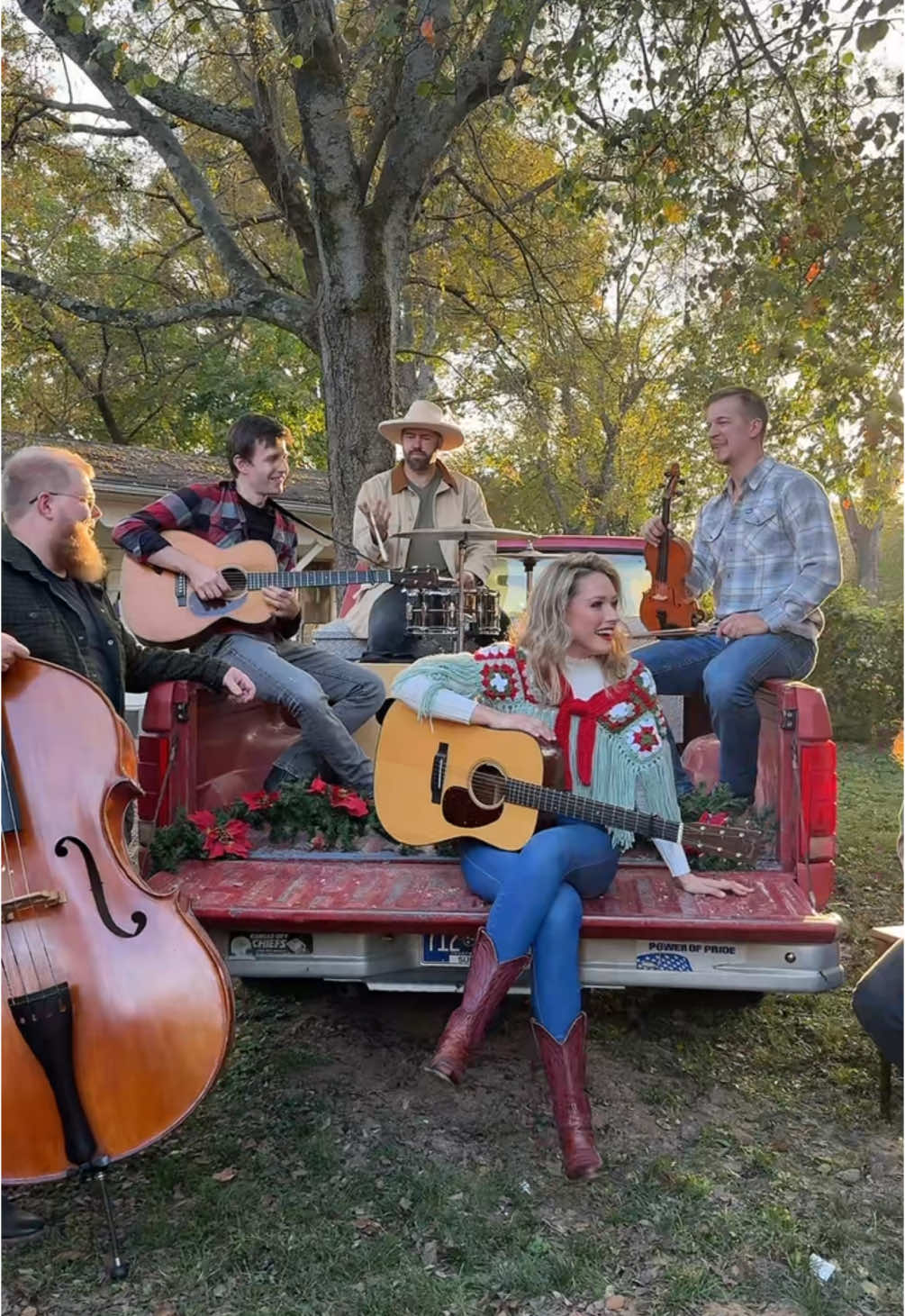 This christmas shoot made my country, down home, yeehaw meemaw heart overflowww🤶🏼❤️🌲 #christmas #band #country 