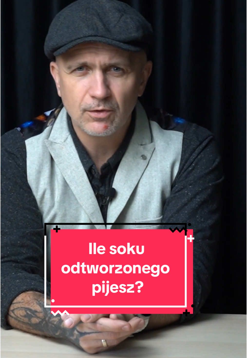 99% soków pomarańczowych to ; sok odtworzony z zagęszczonego soku owocowego.   Jak powstaje? W fabryce. #pomarańcze są myte i wyciskane. #sok się odparowuje i zagęszcza - nawet sześciokrotnie. Ekstrahowane są substancje aromatyczne, oleje i esencje.   I taki sok sobie może potem leżeć miesiącami w zbiornikach.  To jest natura… ale po przejściach. #sokpomarańczowy #soki #pomarancze #tajemnicejedzenia #zywnosc #sekretyprodukcji #foodfacts #faktyojedzeniu #mniammniam #jedzenie 