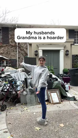 Who wants a tour of the house?  . . . #hoardingawareness #hoarder #hoardingcleanup #cleaning #smallprogressisstillprogress #tour #progressupdate #inthehouse 