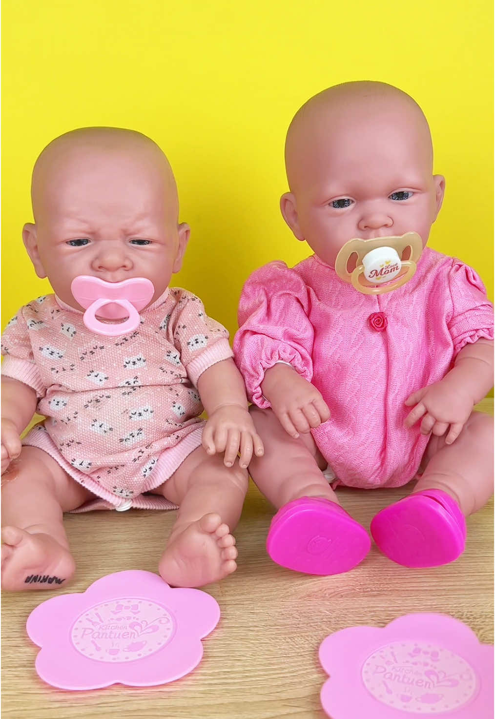 The baby girls were hungry 👶🏼👶🏼🎀 #dolls #reborndoll #toys #asmr #satisfyingvideo 