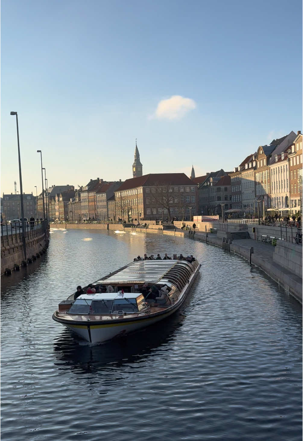 In Copenhagen, during winter, the sun sets very early. On clear days like this, you might enjoy daylight until 4 PM, but on cloudy days, darkness often begins as early as 3 PM 🌌 #copenhagen #sungoesdown #endoftheday #earlydarkness #cph #wintertime #copenhagenlife 