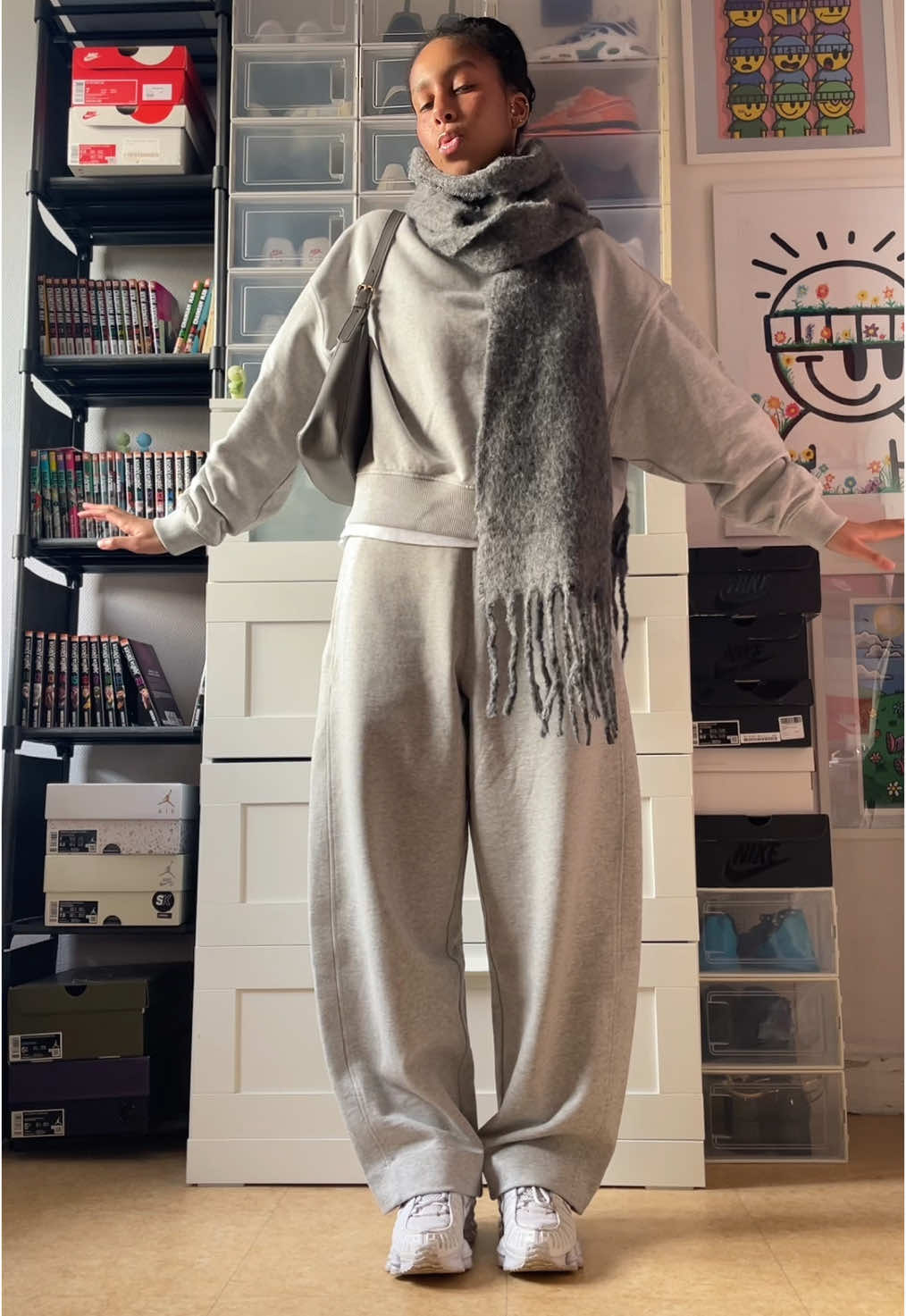 Comfyyyyy  #cos #fashion #fashiontiktok #OOTD #fyp #foryou #pourtoi #ensemble #gris #grey #joggers #tracksuit #jogging #nike #shox 