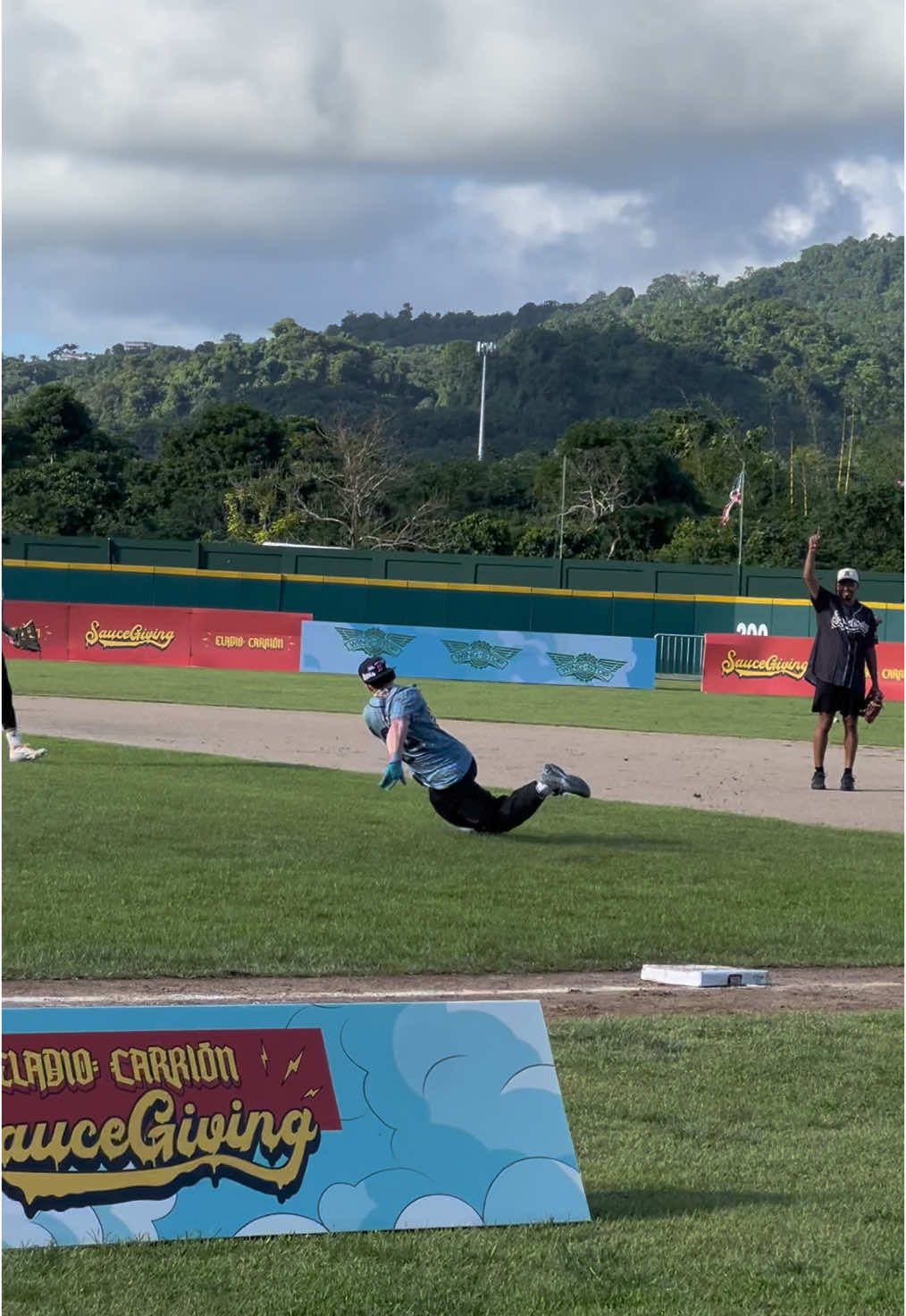 🚨INSIDE PARK HR🚨 My brother Liam from @Bat Boys had an unforgettable experience in the SauceGiving Event!    #latinosenpelota  #sauce4acause #sauce4acause #eladiocarrion #humacaopuertorico 