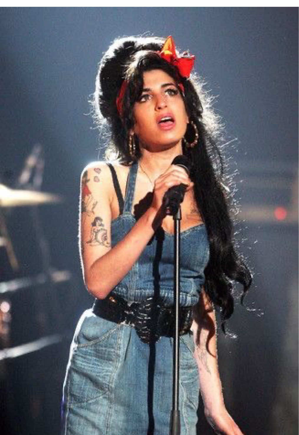 Amy on stage performing 'Back To Black' at the MTV Europe Music Awards in 2007. 🖤