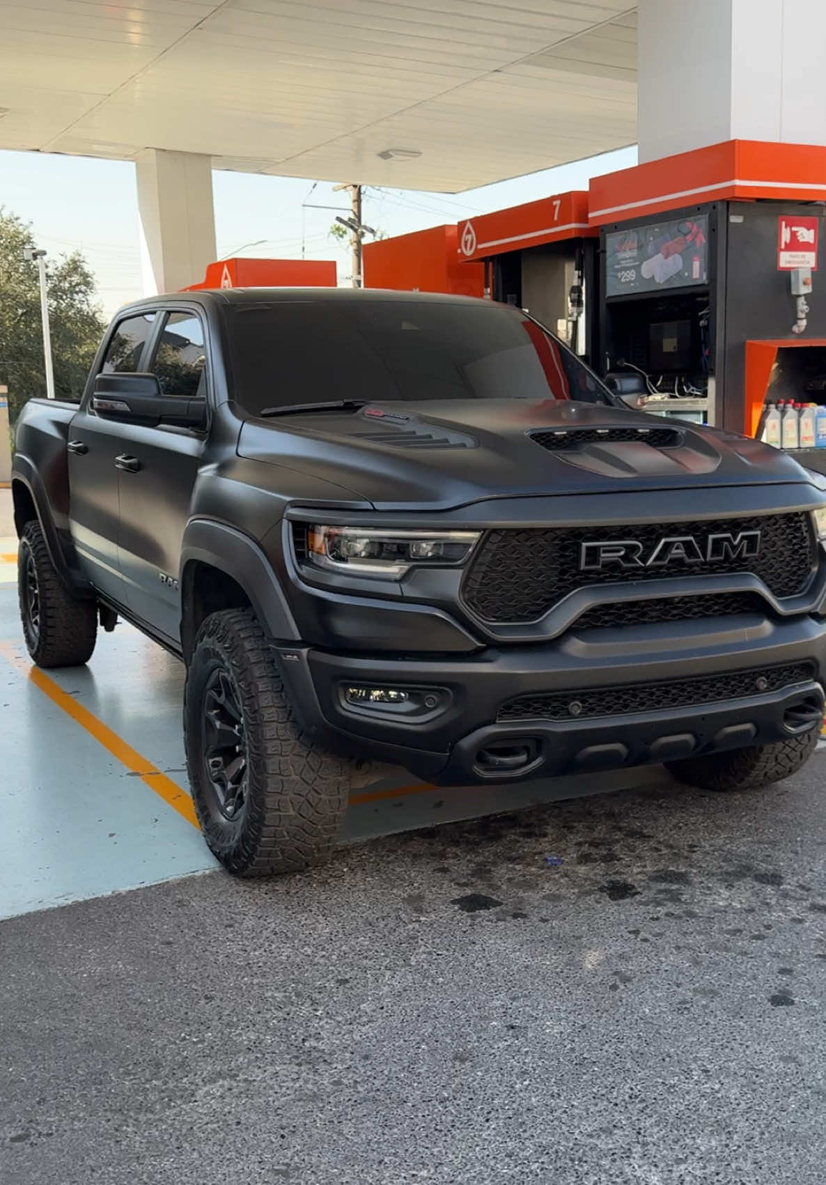 Llenando el tanque de gasolina por primera vez de mi nueva RAM TRX 😍