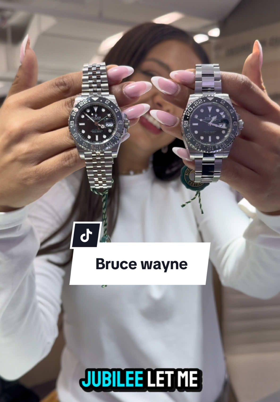 Which GMT bruce wayne would you choose? The jubilee bracelet or the oyster? Let me know in the comment section below ⬇️