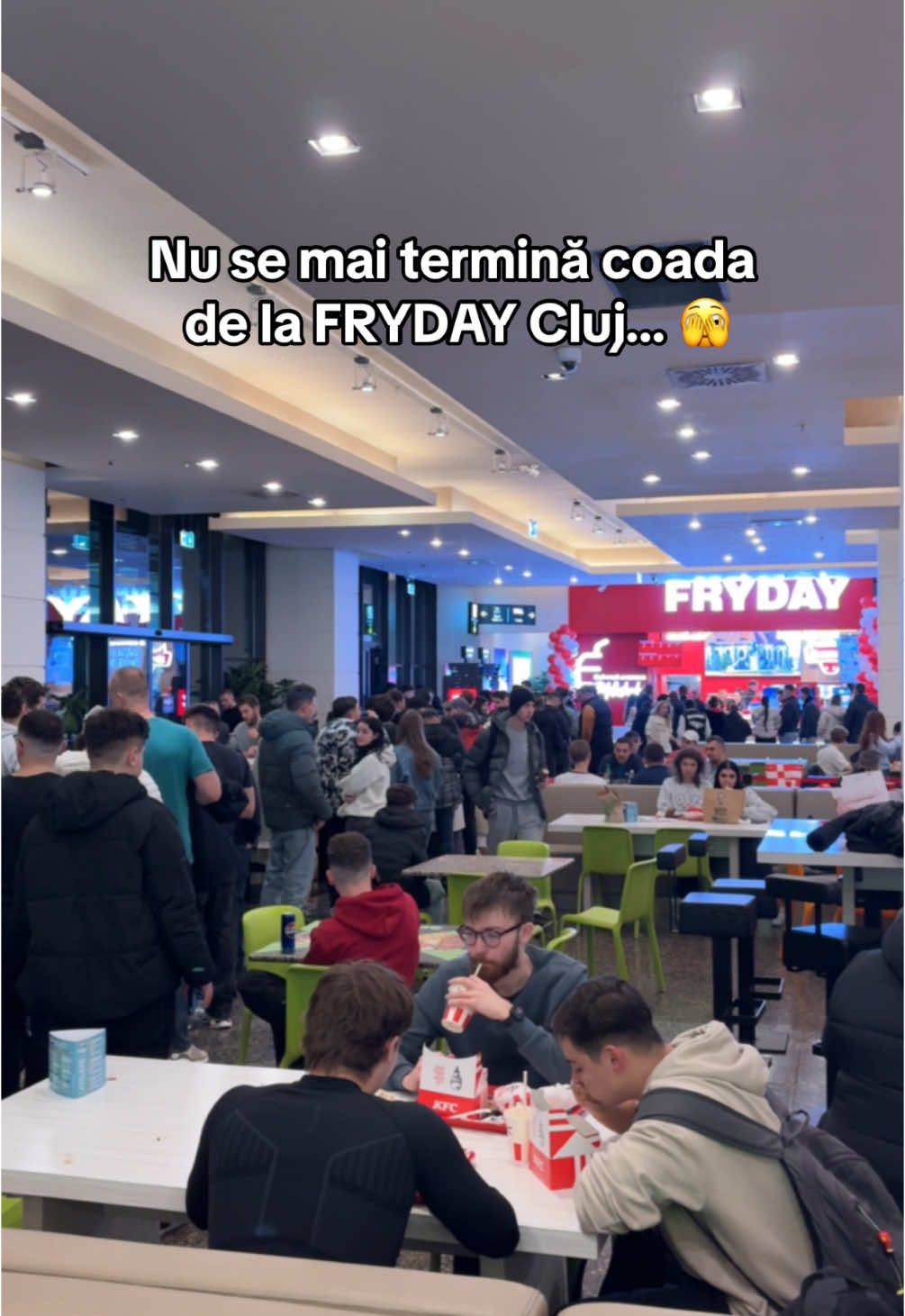 Nu se mai termină coada de la FRYDAY Cluj… 🫣 #fryday #cluj #clujnapoca #iuliusmallcluj #f#fypf#fyf#foryouv#viralc#capcuttrend 