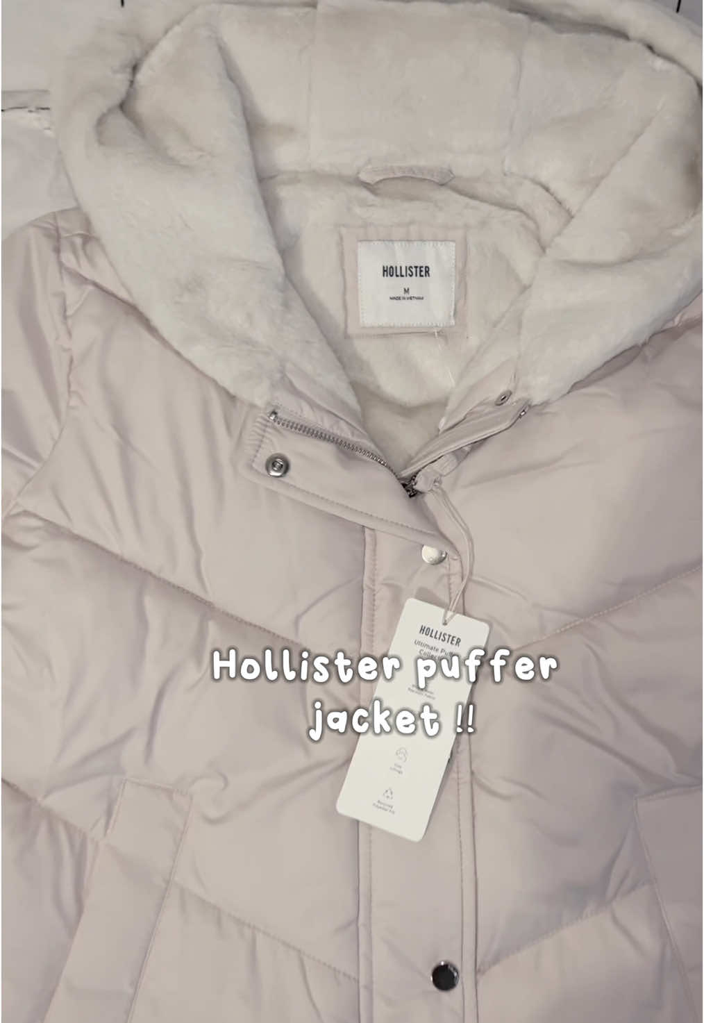 so pretty🐰🎀 #hollister #hollisterpufferjacket #pinkgrey 