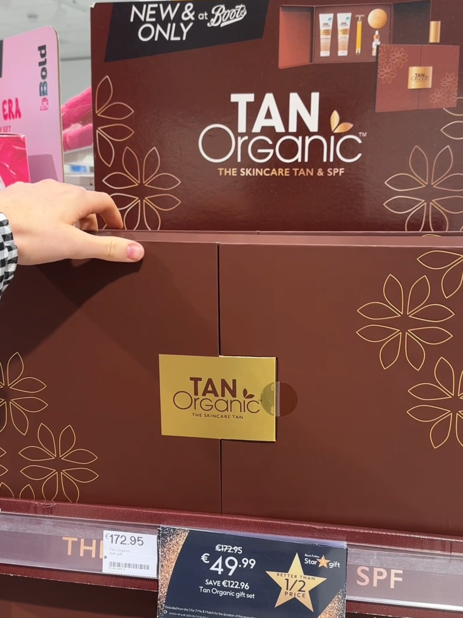 Come shop our gorgeous Christmas gift set with us in @bootsireland 🎁 Treat yourself to hydrating skincare tan products and save €123 🤯 #tanorganic #theskincaretan #christmasgift #xmasgiftideas #christmas #xmas #luxurygifts #selftan #faketan #sunlesstan #organicskincare #veganbeauty #sustainablebeauty #sensitiveskin #festiveglow #partyseason #irishbrand #instanttan #giftset