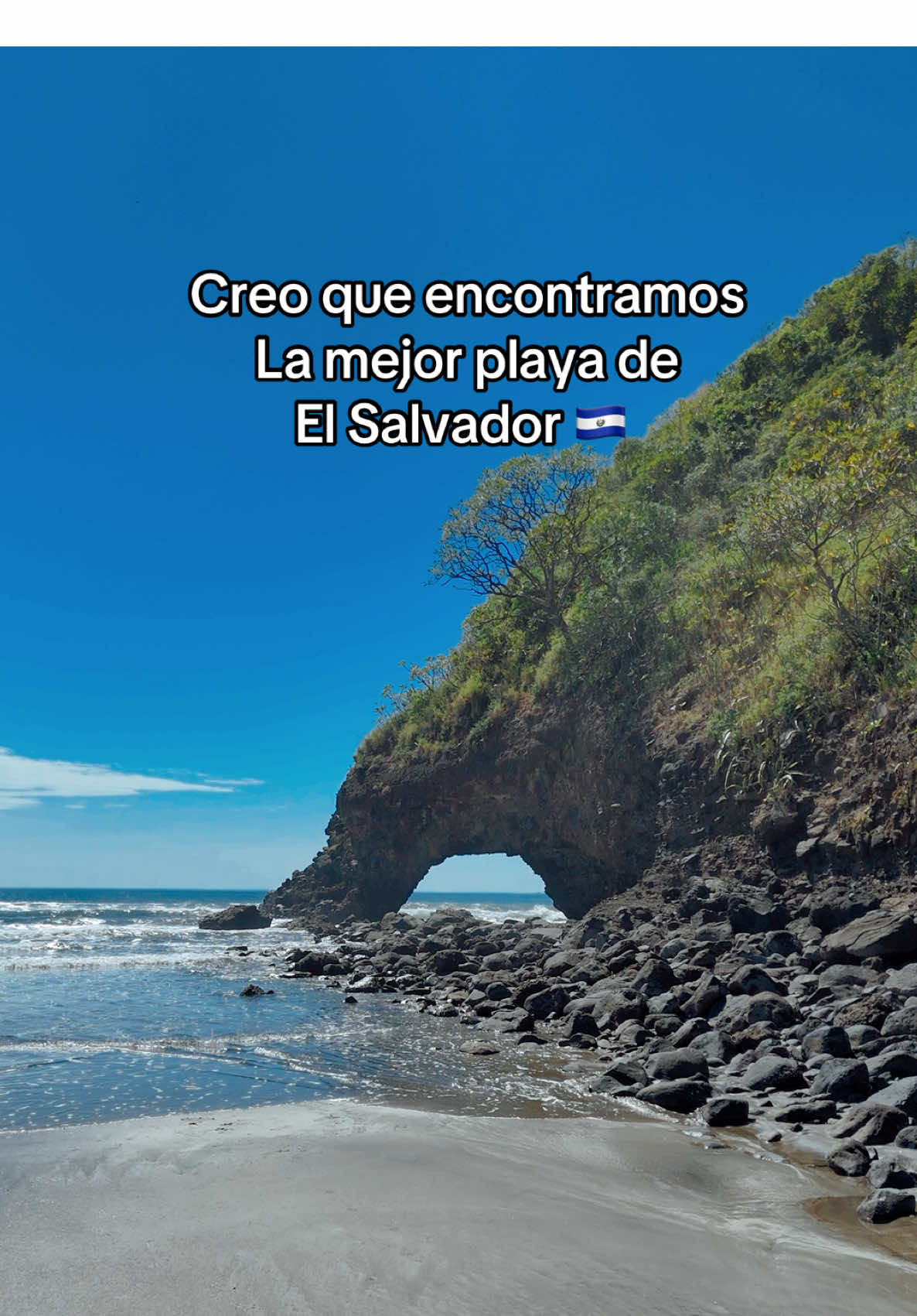 Hay muchas lindas! Pero esta playa me encantó!  Definitivamente la tienes que conocer 🌺🏖️🌊🐚 Puedes ver el video completo del tour que hicimos con @Club de Mochileros en el app de videos. Buscame como: El MotoCoach 😉 #elsalvador🇸🇻 #playasdeelsalvador #adventure #natute #teamwork #explore 