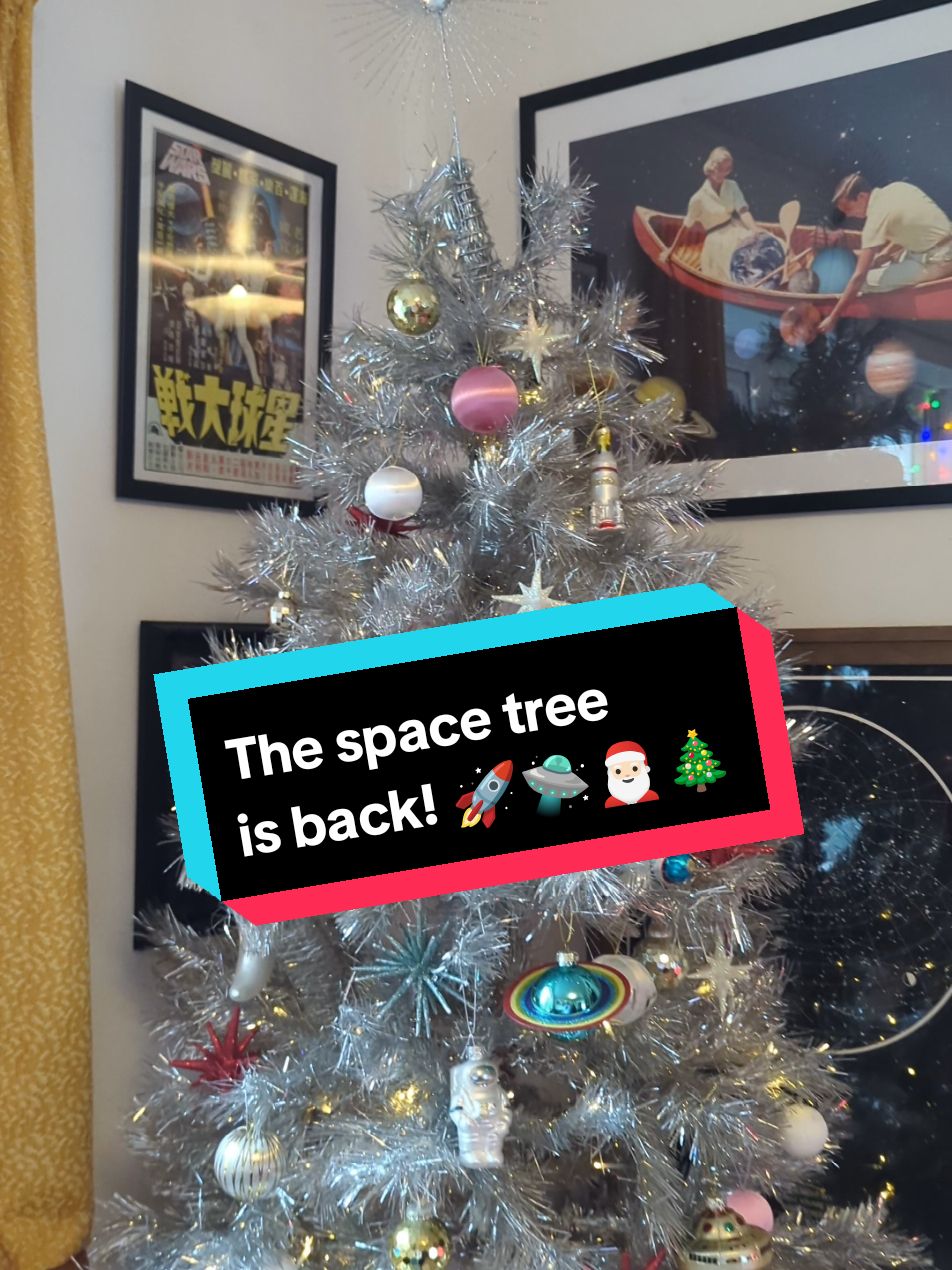 Love my atomic space themed Christmas tree! 🎅🏻🛸🚀🎄 #christmas #christmastree #christmasdecor #retro #atomic #kitsch #scifi #picard #startrek #makeitso 