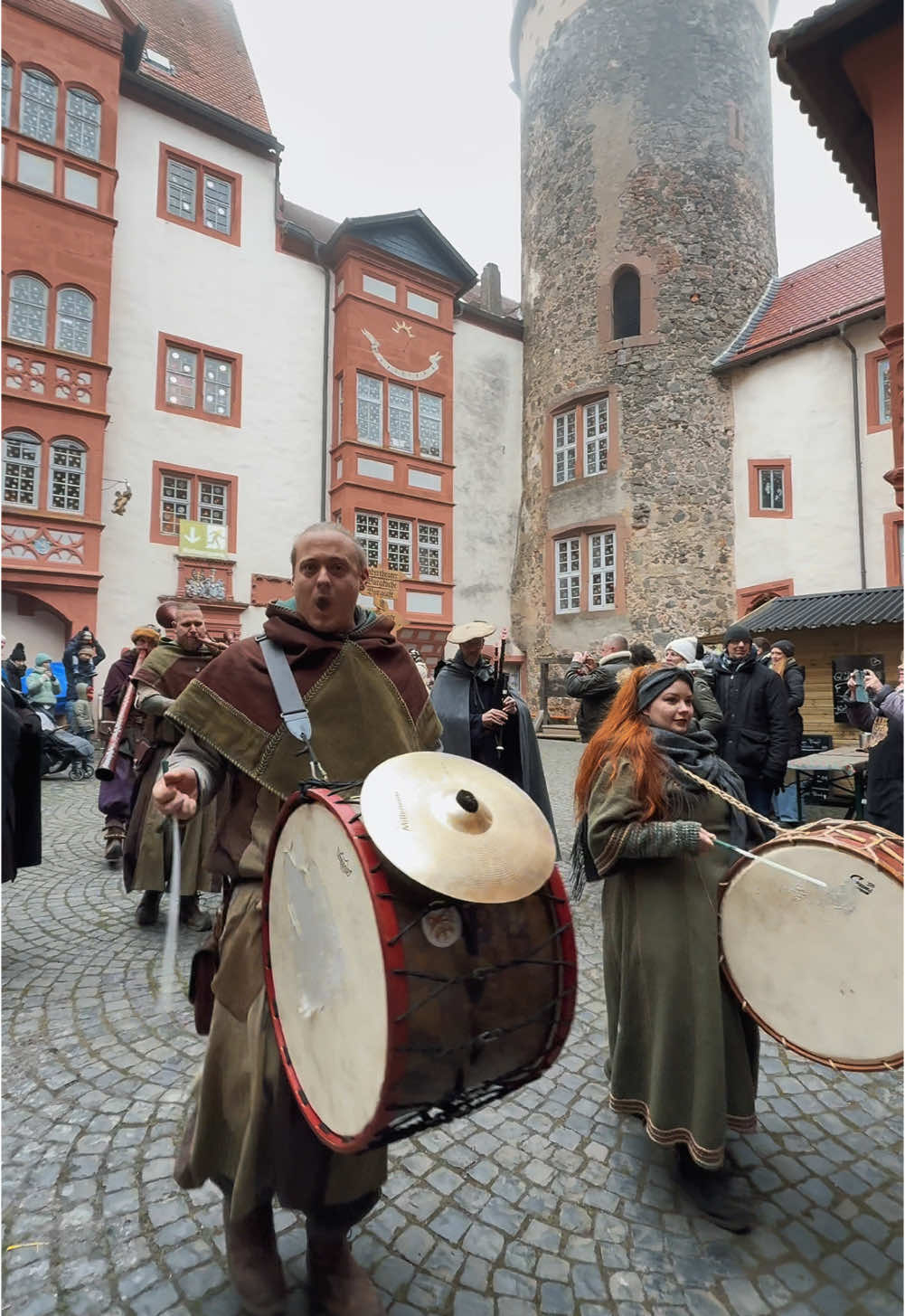 Wahnsinns Akustik im Burghof der Ronneburg! 😍 #unvermeydbar #mittelalter #medieval #bagpipe #dudelsack #sackpfeife #violin #geige #trommel #drums #medievaltiktok #middelaldergeil 