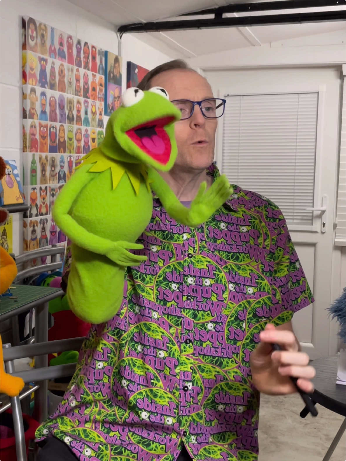 Here’s a Kermit shaped snippet from a recent ‘ITPW’ LIVE!! #muppets #kermitthefrog #behindthescenes #philfletcher #philfletcherofficial #puppet #puppets #puppetsoftiktok #puppetbuilder 