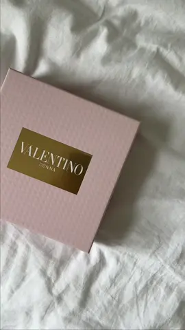 Perfekt für die Festtage 🎁✨ Das Valentino Donna Set! #Weihnachtsgeschenke #GiftSet #LuxuryBeauty #FestiveSeason #ParfumLiebe #BeautyGifts #ChristmasInspo #DuftDesTages #PerfumeLover #ValentinoBeauty #HolidayGlam