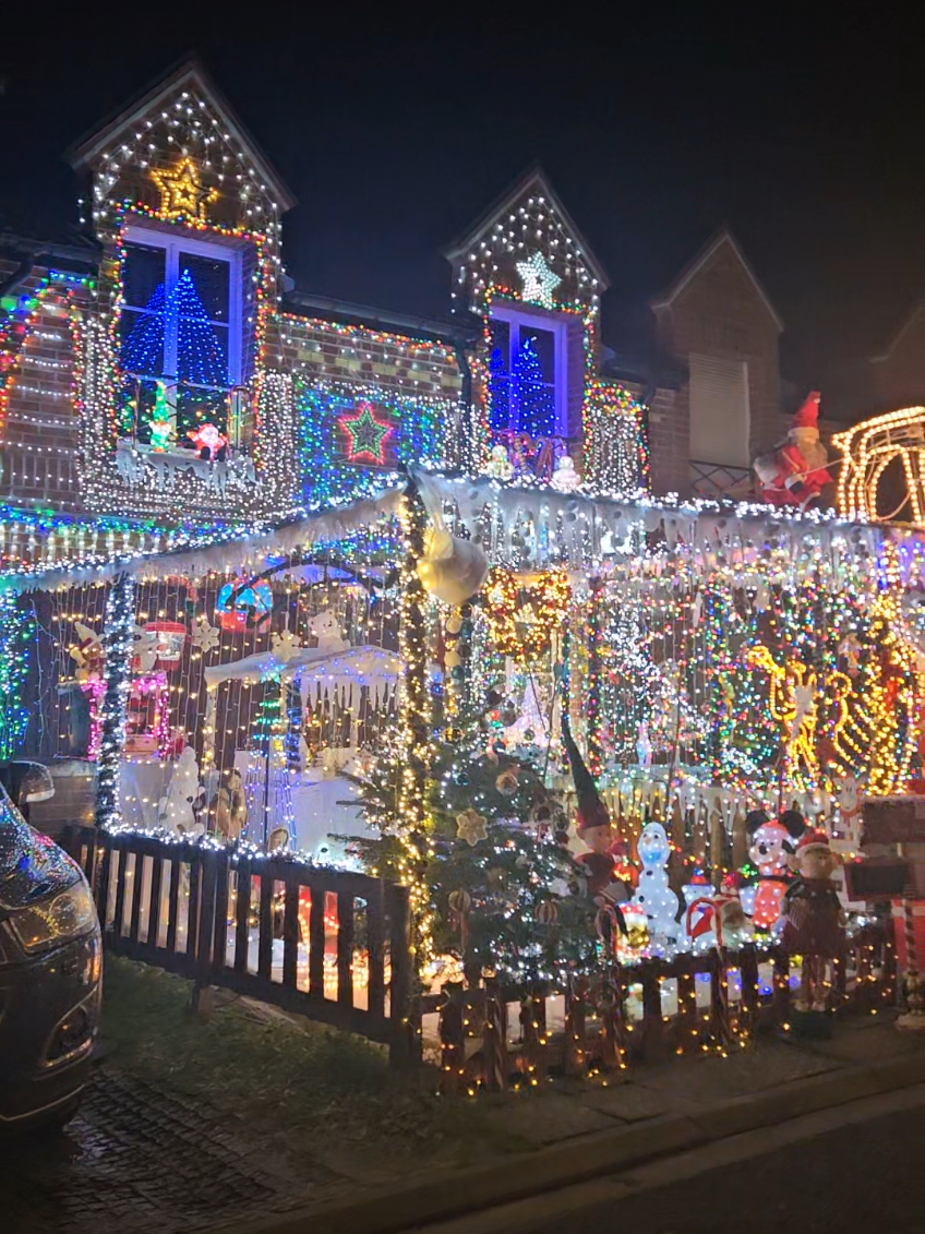 Incroyable cette maison illuminée 🤩 L'esprit de Noël est là c'est certain 🎄🎅 #noel #decoration #lumiere #christmas #alliwantforchristmas 