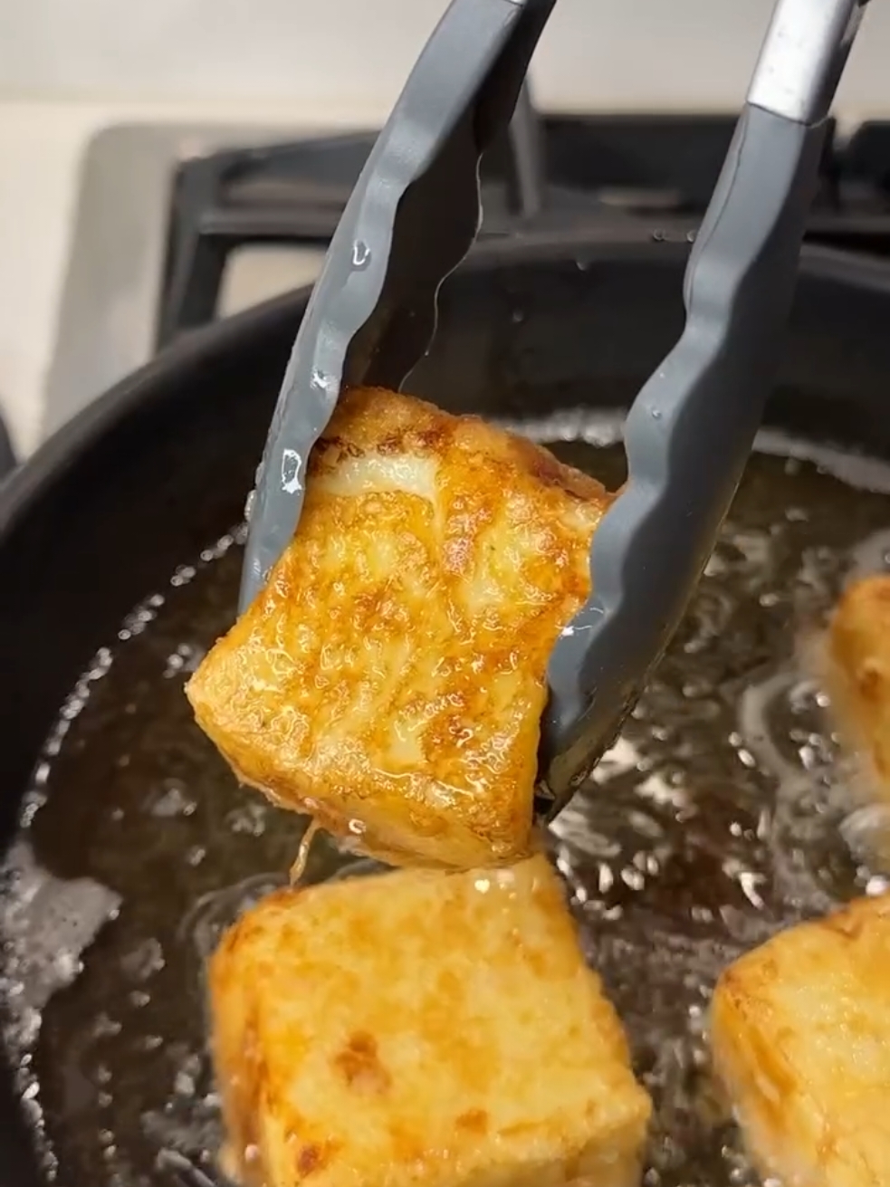 ¿SABÍAS LA LECHE SE PUEDE COMER? Esto es “Leche Frita”, un clásico español que es realmente muy rico 🇪🇸🥰  . Una genialidad de Andrés , anda ya a seguirlo en @lasrecetasdesimon 💞💞❤️ • 𝕀𝕟𝕘𝕣𝕖𝕕𝕚𝕖𝕟𝕥𝕖𝕤: • 1lt de Leche 🥛  • Piel de 1 Limón 🍋  • Piel de 1 Naranja 🍊  • 1 Rama de Canela (yo no tenía así que use una cucharadita en polvo)  • 1cdita de Esencia de Vainilla • • 3 Yemas de Huevo 🥚 • 120gr Azúcar  • Entre 100 y 120gr de Almidón de Maíz dependiendo que tan cremosa la quieras 🌽  • Anímate a probar este dulce español y sorprende en tu próxima comida ❤️ • #Receta #recetas #leche #lechefrita #postre #dessert #españa #comidaespañola #milk #Laverdudegabi 