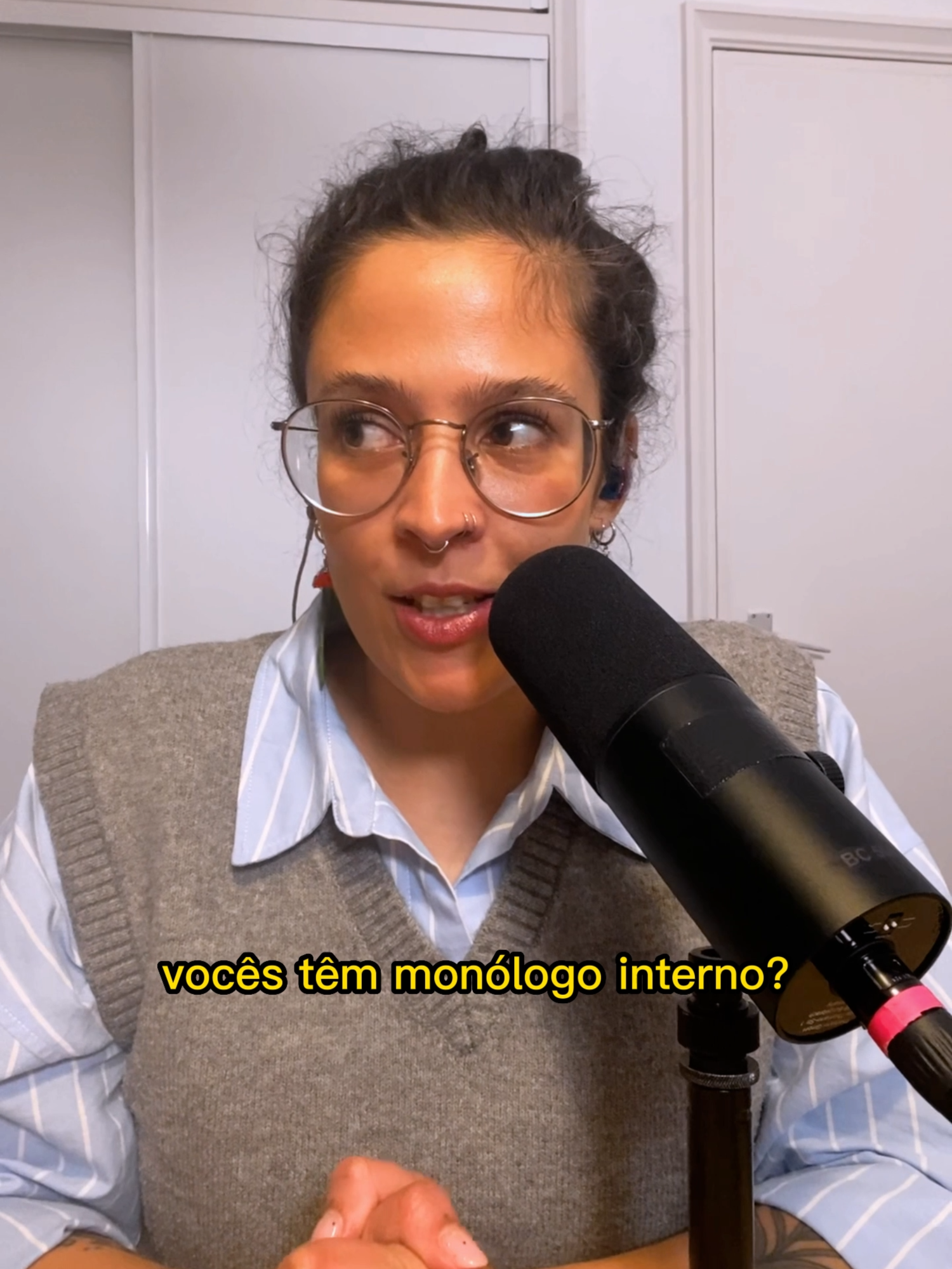 Mais alguém com o monólogo interno no plural ou a Inês tem é de falar disto na terapia? Há episódio novo de No Bad Vibras e esta semana chamámos a nova amiga linda @daraquelcomamor e falámos sobre monólogos internos, um mapa astral feito pelo Chat GPT e a autenticidade no instagram. Disponível em todas as plataformas! @inesmafonso @joanamteixeira  #fyp #podcasts #nobadvibras #nobadvibrasclub