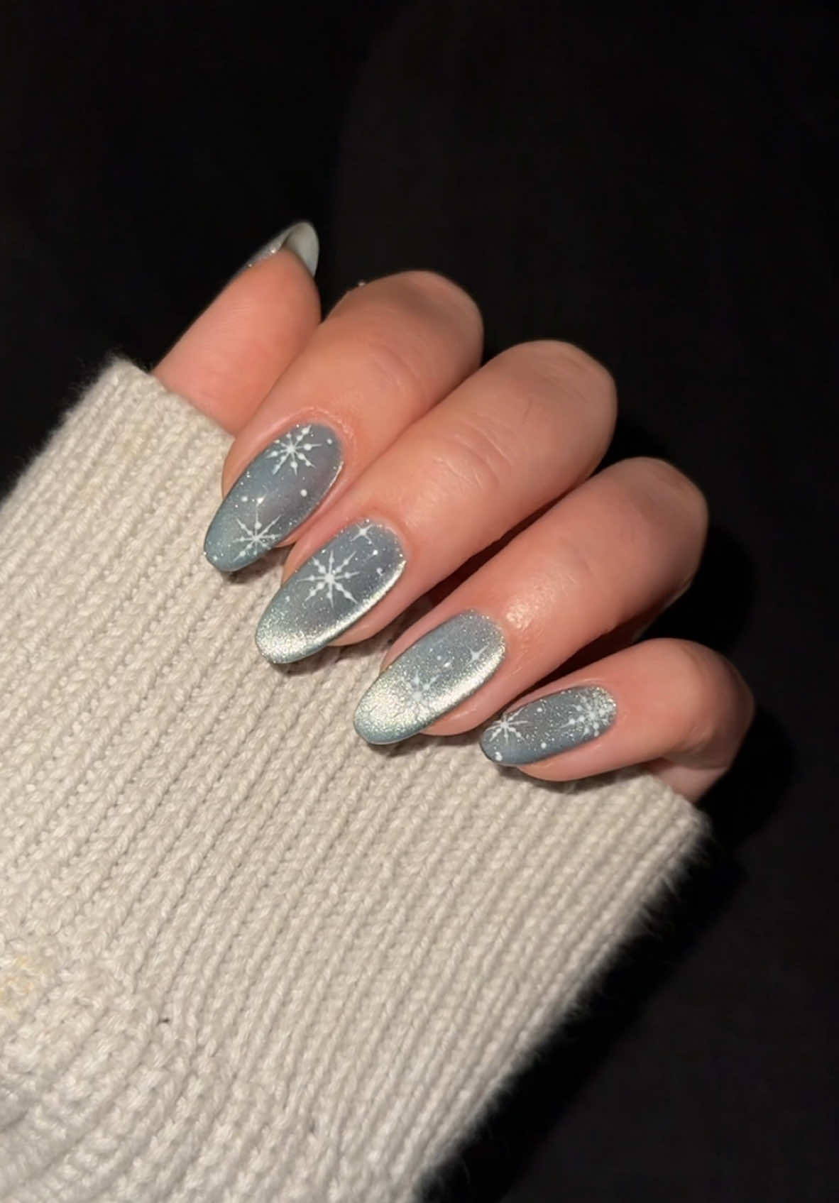 soft n cozy ❄️🫶✨🤍 velvet nails r just so magical <3 #sallybeautypartner everything I used for this look listed below, all frm @Sally Beauty 💕 - • nailboo moonstone gel polish • nailboo gel polish magnet wand • asp white hot gel polish #nailtutorial #nailinspo #naildesign #winternails #velvetnails #bluenails #glitternails #christmasnails 