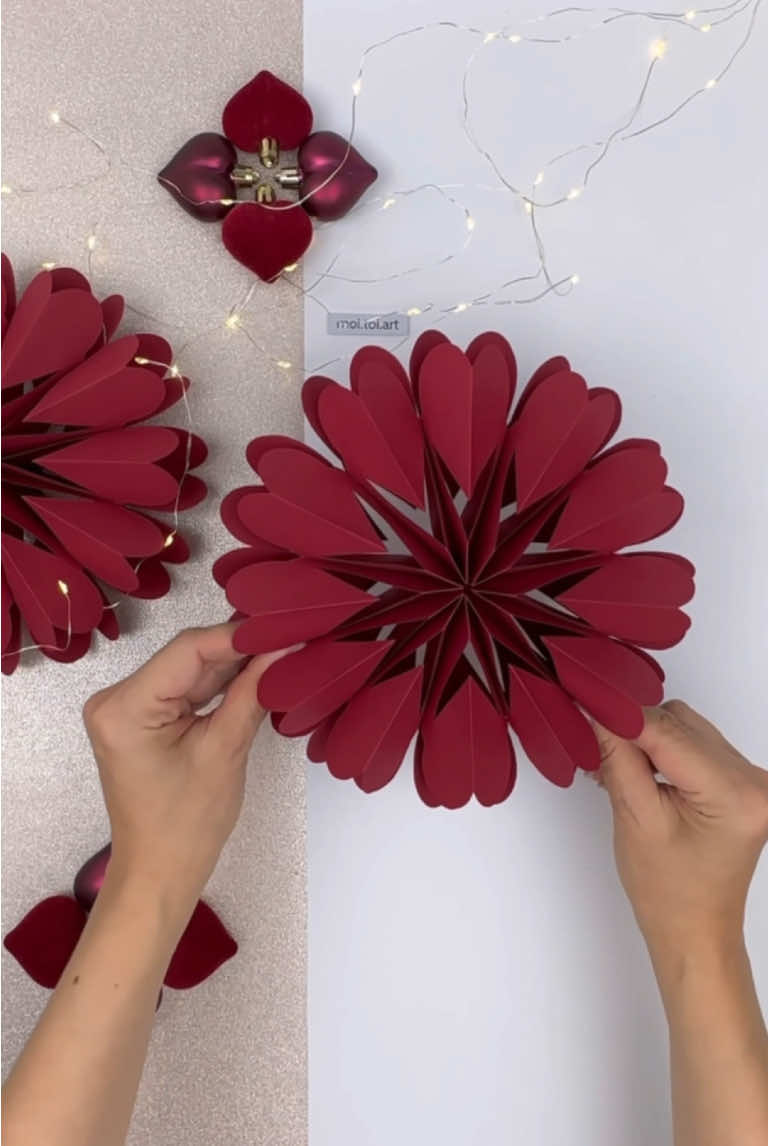 DIY 3D snowflake ❤️ @Moi.Toi.art #christmasdecorations #snowflakes #moitoiart #papercraft #paperart 