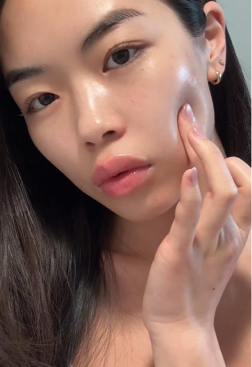 Using this mask is the easiest way to give myself a facial at home. In just 1-2 hours, it provides an amazing glow and deep hydration to your skin ☀️😊 @ROUND LAB  #roundlab #roundlabglobal #kbeauty #glassskin #collagenmask #beautytips 