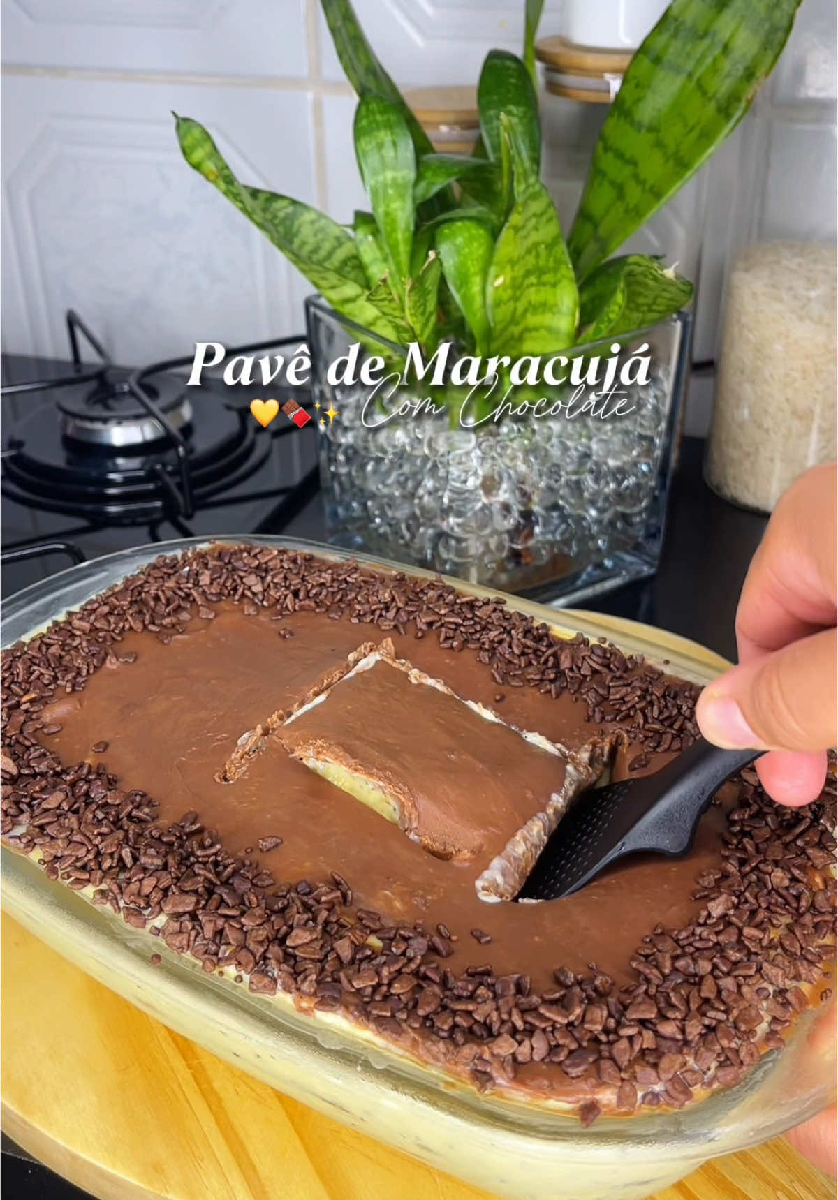 Pavê de maracujá com chocolate, a sobremesa perfeita para o natal 💛🍫✨ Ingredientes: 2 leite condensado  2 creme de leite 2 maracujá  1 barra de chocolate branco derretida 1 xícara de leite em pó  Biscoito maizena de chocolate  #sobremesa #pave #doce #chocolate #receita #fyy 