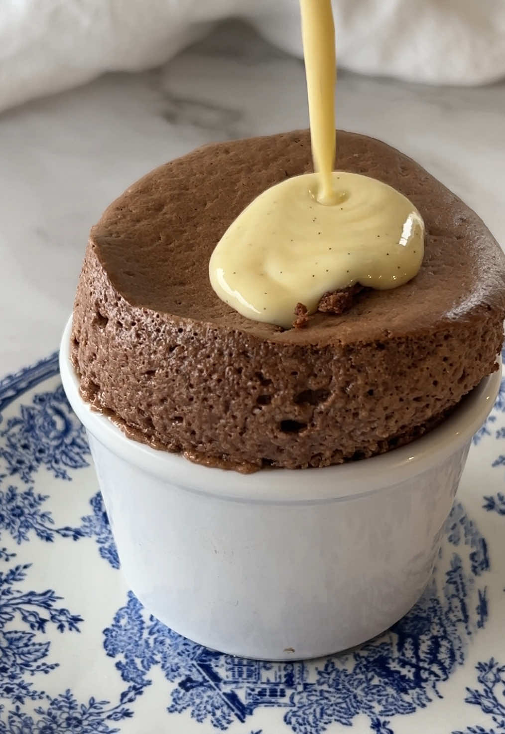 Soufflé au chocolat 🍫  Pour 3 à 4 ramequins  Ingrédients: 25g de beurre fondu  27g de farine  Une pincée de sel 130g de lait entier  25g de sucre  100g de chocolat noir (min 65% cacao ) 3 jaunes d’œuf  Pour la meringue : 3 blancs d’œuf  25g de sucre  1/4 de cuillère à café de jus de citron 🍋  Beurrer bien  les ramequins, puis saupoudrer de sucre.  Cuire dans un four préchauffé à 160 C pendant 18 à 20min. Servir à la sortie du four avec de la crème anglaise ou avec une boule de glace à la vanille.  #souffle #chocolat #desserts #chocolate #chocolatesouffle 