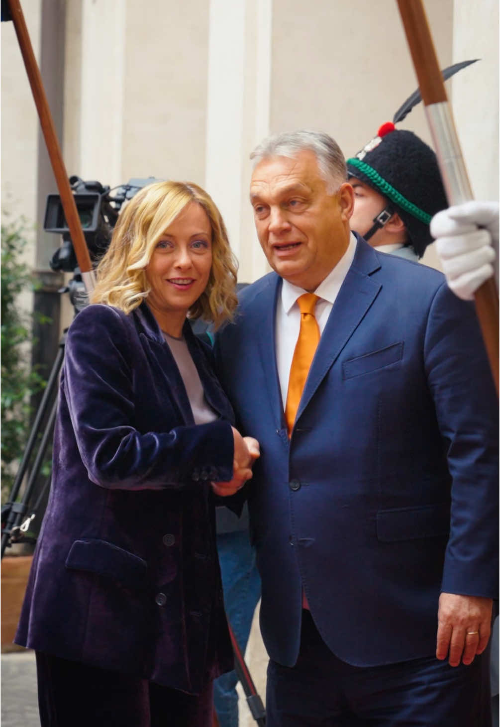 Ho incontrato oggi a Palazzo Chigi il primo ministro ungherese Viktor Orbán, al quale ho espresso le mie congratulazioni per la riuscita della Presidenza di turno semestrale del Consiglio dell'Unione europea. Al centro dell'incontro l'impegno comune a promuovere ulteriormente il partenariato bilaterale, i già proficui rapporti commerciali e gli investimenti, soprattutto nei settori delle infrastrutture e dell’energia; proseguire nel rafforzamento del dialogo politico e nel coordinamento reciproco sulle principali questioni internazionali; riaffermare l’importanza di contrastare la migrazione irregolare.