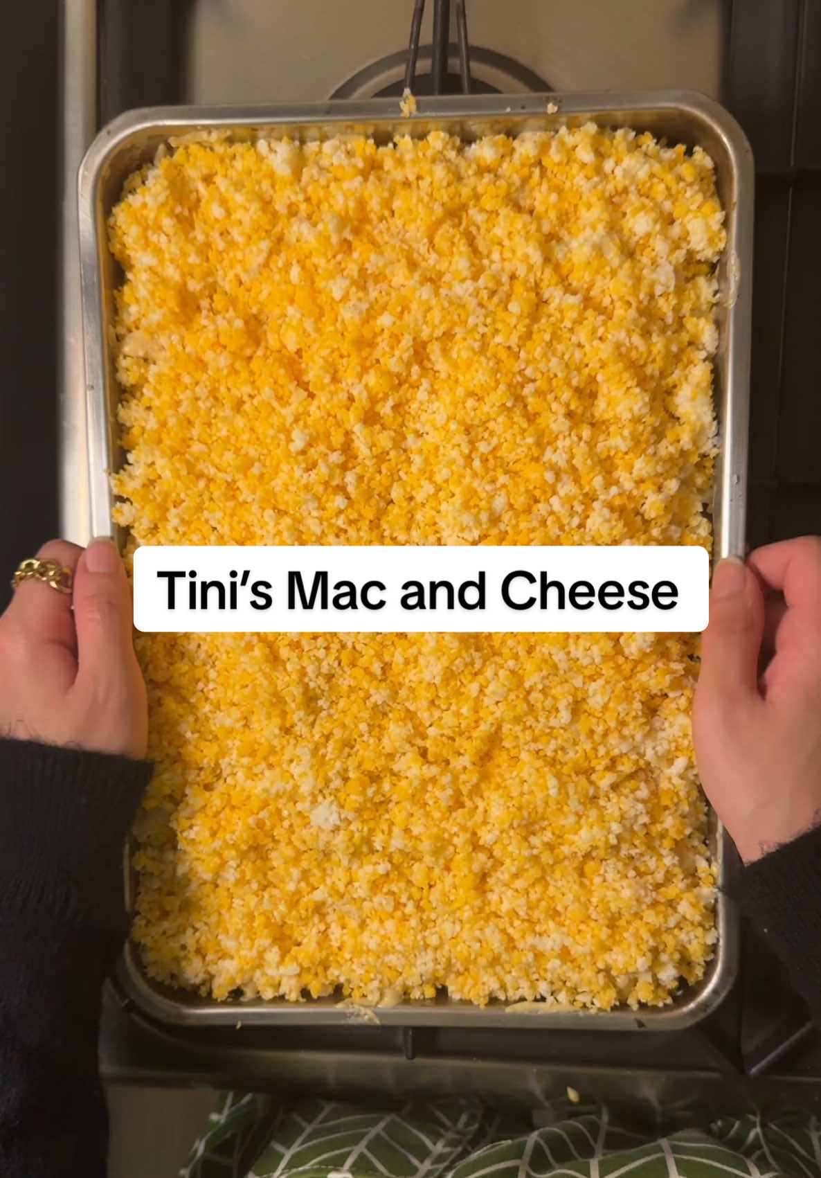 #tinismacncheese  المكونات:  ٤٥٠ جرام مكرونة  ٤٥٠ جرام موزاريلا  ٤٥٠ جرام كولبي جاك ٢٢٥ جرام تشيدر  البهارات (ملح - فلفل اسود - بابريكا - ثوم بودرة)  ٣ ملاعق طعام زبدة  ٣ ملاعق طعام دقيق ٣٥٠ ملل حليب مبخر (كوب ونص تقريباً) كوبين كريمة طبخ ملعقة طعام خردل ديجون الطريقة:  نسلق المكرونة ونخليها على جنب نبشر أنواع الجبن كلها  في قدر على حرارة متوسطة نضيف الزبده ونص كمية البهارات نخليها دقيقتين عشان تطلع نكهة البهارات ونضيف الدقيق ونحرك باستمرار ونخليها تطبخ دقيقتين كذا وبعدها نضيف الحليب المبخر بالتدريج مع التحريك المستمر وبعدها نضيف الكريمة بالتدريج مع التحريك المستمر عشان ونضيف الخردل وباقي البهارات ونتركها تطبخ دقيقتين ننزل الحرارة شوي ونبدأ نضيف نص كمية الجبن اللي بشرناه بالتدريج مع التحريك المستمر إلى ماتذوب الجبنة ويصير عندنا صوص ثقيل نضيف المكرونة ونطفي ع النار ونقلبها كويس في طبق متوسط الحجم نضيف نص كمية المكرونة وبعدها نص كمية الجبن اللي باقي وبعدين باقي كمية المكرونة وأخر شي باقي كمية الجبنة وندخلها الفرن على حراره ٣٥٠ف لمده ٢٥-٣٠ دقيق من تحت وبعدها حمرتها من فوق ٣ دقايق كذا إلى ما تتحمر وتصير مقرمشة من فوق . وبالعافيه