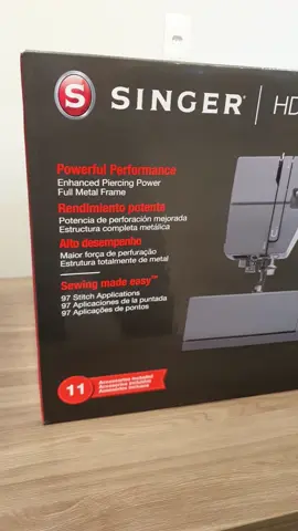 A Máquina de Costura Facilita Pro 4423 da Singer é a opção ideal para quem busca praticidade e qualidade. Com 23 tipos de pontos, ela é perfeita tanto para iniciantes quanto para profissionais. O design compacto e moderno garante conforto, enquanto a alta potência de costura permite trabalhar em tecidos diversos. Fácil de usar, ela proporciona acabamentos rápidos e impecáveis para suas criações. Transforme seus projetos com agilidade e precisão! #costura #singer #facilitapro #mmsantos