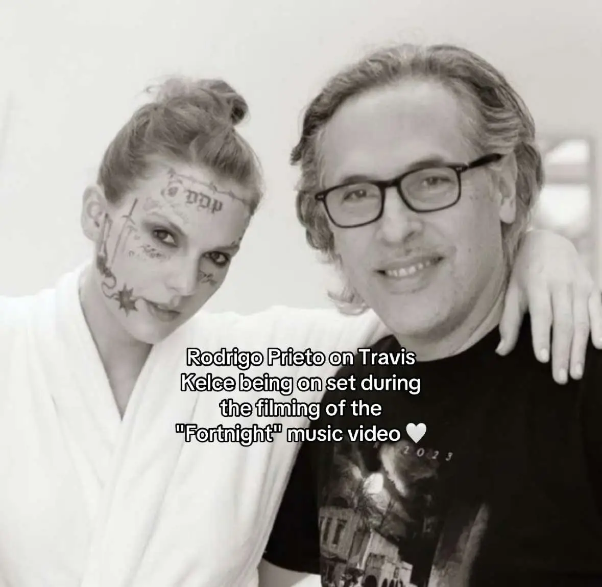 so happy that taylor finally has a boyfriend who supports her and loves watching her do what she loves 🤍🥹 (rodrigo prieto was the cinematographer and has worked with taylor before!) #taylorswift #traviskelce #tayvis #traviskelcetaylorswift #taylorswifttraviskelce #fortnight #ttpd #thetorturedpoetsdepartment #musicvideo #mv #cinematographer #cinematography #support #boyfriend #couple #Love 