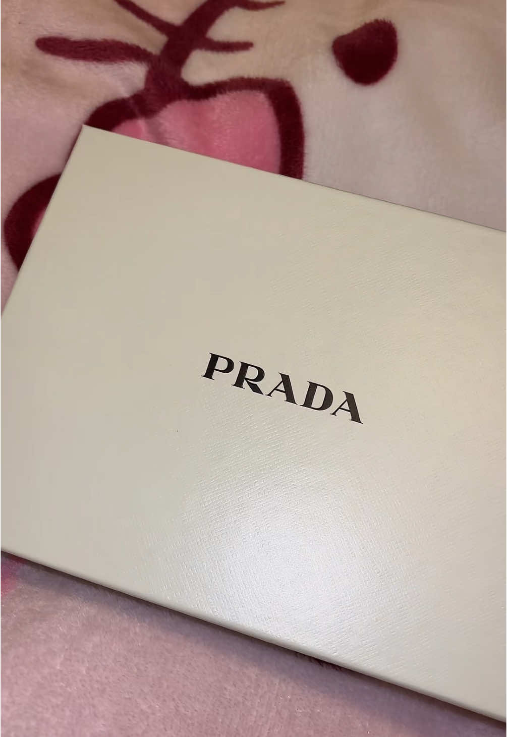 cadeau de moi à moi trop trop heureuse 😻 #pourtou #pourtoii #fyp #foryoupage #fypage #pourtoi #gift #parfum #cadeau #prada 