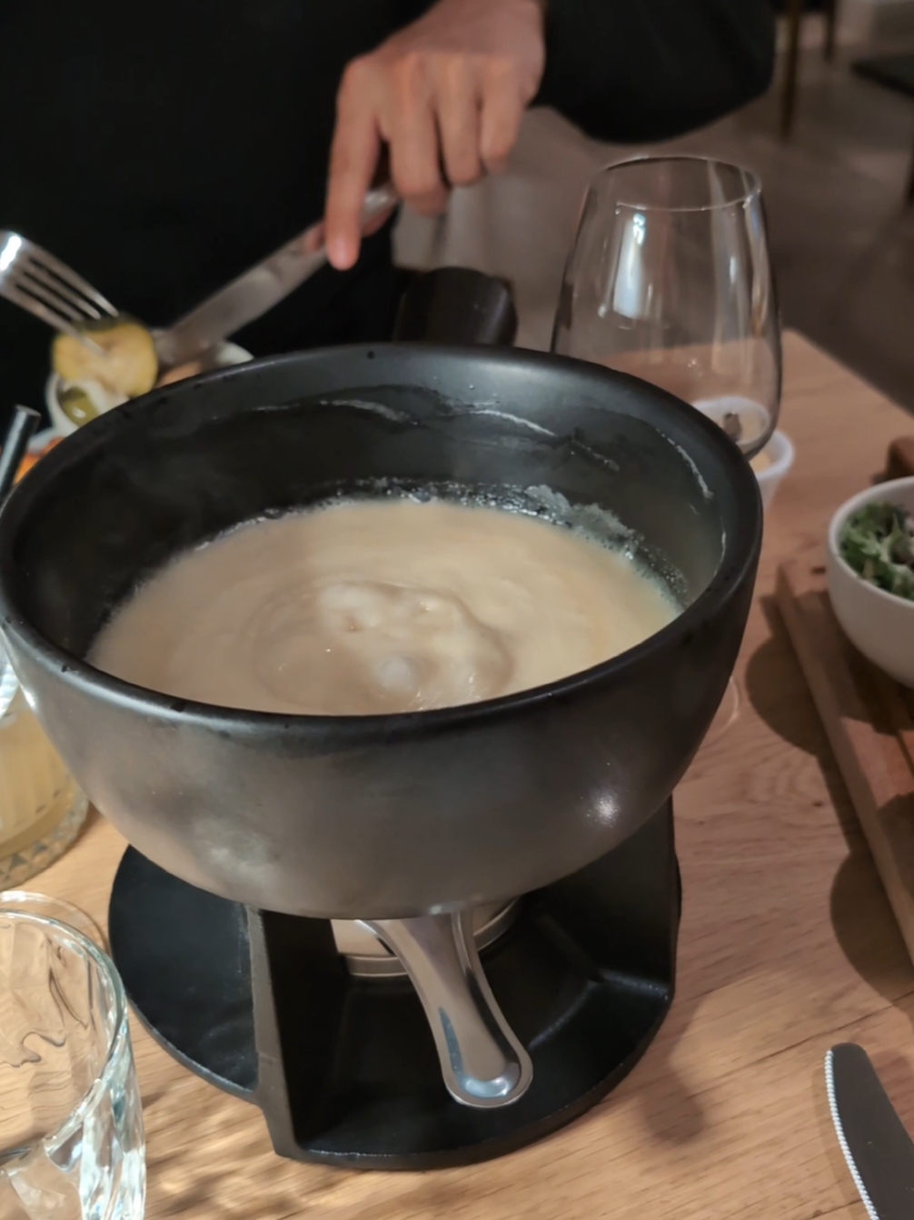 🧀 Kaasfondue liefhebbers opgelet! 🫕 In december en januari kun je elke woensdag van 18u - 22u genieten van een heerlijke kaasfondue bij brasserie woods voor €29 pp 🧀🥖 perfect voor de wintermaanden! en super gezellig 😍✨🎄 📅 Openingstijden: 🕛 12:00 - 14:30 Lunch 🕞 14:30 - 18:00 Snacken (met wafels, pannenkoeken en meer – ideaal met kids!) 🕕 18:00 - 22:00 Diner (vrij t/m zo tot 22:30!) 🎄 Tip voor de feestdagen: Pre-order een Kerst Takeaway Box voor 24 & 25 december en geniet thuis van een speciaal menu!🎁🎄 Meer info? Neem een kijkje op hun website! #kaasfondue #lekkerwintereten #kerstmenu #gezelliguiteten #culinair #brasserie #brasseriewoods #christmas #kerstsfeer #kerstmenu #kerstmis #dinner #antwerpen #antwerpenfood #antwerpfood #Foodie #antwerpfoodie #antwerpfoodie #antwerpfoodguide  #CapCut 