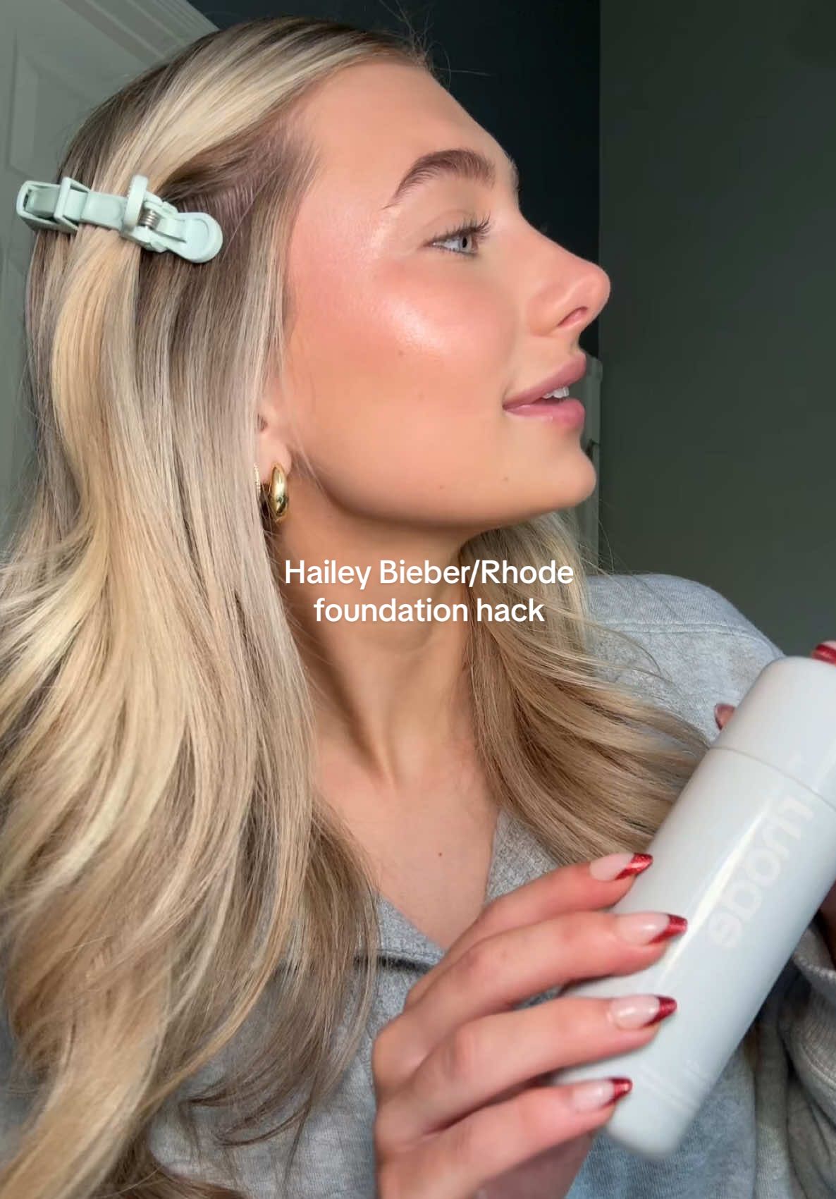 PSA: mix all of your foundations with the Rhode glazing milk… WOW✨ - @rhode skin @makeupbymario  - #rhodeskin #rhodeglazingmilk #makeuphacks #everydaymakeup #skintint #nomakeupmakeup #haileybeiber 