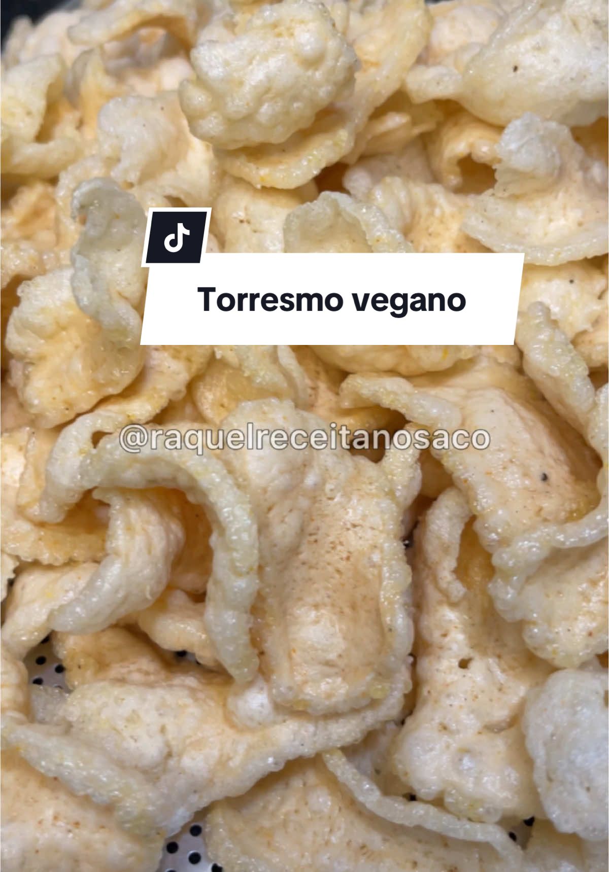 ➡️segue @raquelreceitanosaco a criadora das receitas no saco.  Ingredientes  Salgadinho tipo torresmo  2 copo de água  Páprica  Sal  1 copo farinha de trigo 250 a 300 gr de polvilho azedo . . . . . #receitanosaco