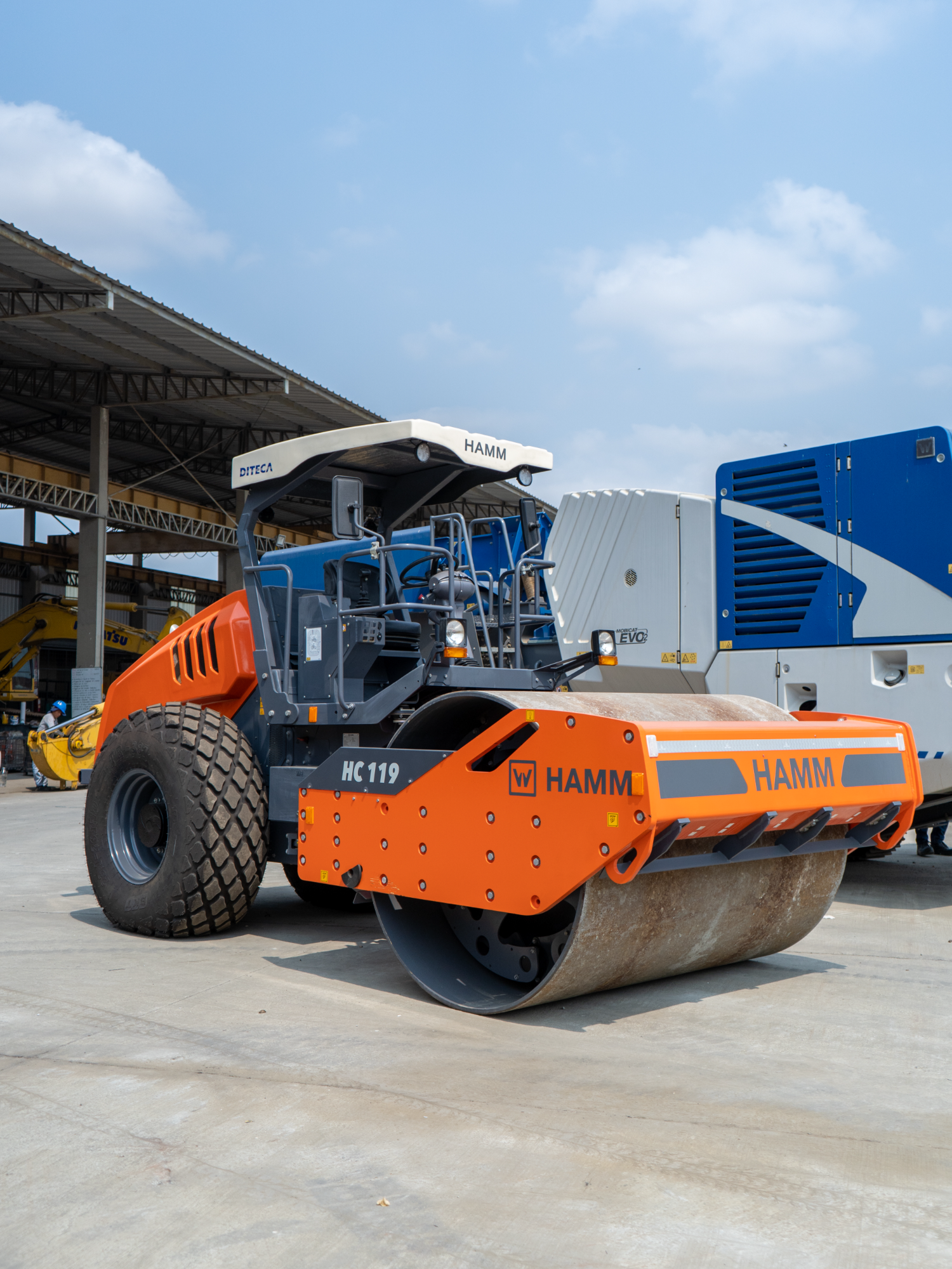 ¡Conoce el Compactador HC 119 de HAMM: tecnología que transforma tu obra! 🚜 🔧 Motor de alto rendimiento: optimiza el combustible con el modo ECO sin perder potencia. 👀 Visibilidad total: diseño que mejora seguridad y eficiencia en el trabajo. ⏱️ Mantenimiento fácil: acceso rápido a componentes clave para reducir tiempos de inactividad. ¡Lleva tus proyectos al siguiente nivel con potencia y precisión en cada terreno! 🤩🙌🏻 📲Contáctanos al 096 832 8084 #HAMMHC119 #Innovación #Potencia #Precisión #ConstrucciónEficiente #RodilloLiso #HAMM #Diteca
