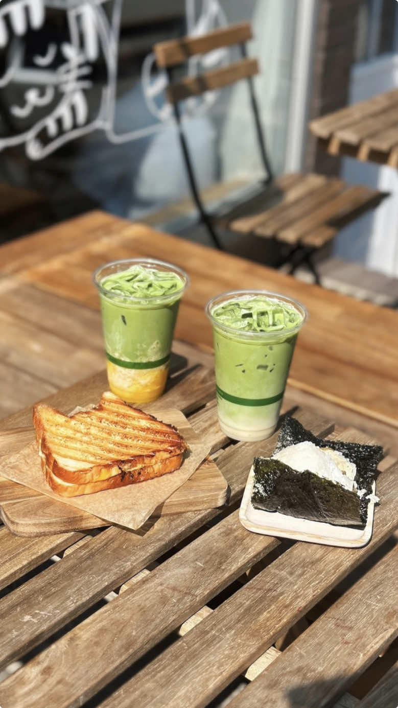 putting this café on my favorites list ✨ 📍 @KIJITORA Brooklyn  if you're searching for matcha spots in new york, you'll most certainly come across this place. was really excited to try their matcha and it didn't disappoint!! the fruity ones (strawberry and mango) were delicious but i think i generally prefer classic matcha lattes more. also got the matcha peach fizz which was so refreshing during the summer! the matcha drinks are on the pricier end but worth it imo 🥹 they're using @@Nekohama Matcha btw the food items as well as a few drinks are only available at their kijitora east location. enjoyed eating the cute cat-shaped grilled cheese even though my friend and i don't know how to feel about it being $12. my friend also thinks that the sukiyaki beef onigiri could've had more filling. 🍵 iced matcha latte 🍓 iced strawberry matcha latte 🥭 iced mango matcha latte (seasonal) 🍑 matcha peach fizz (seasonal) 🥪 wasabi tuna melt neko grilled cheese 🍙 sukiyaki beef onigiri  . . . . . #japanesecafe #cafehopping #matchalatte #onigiri #nyccafe #newyorkcafe #nyccoffee #nyceats #newyorkeats #nycfood #nycfoodie #newyorkfood #newyorkfoodie #eatingnyc #eatingnewyork #nyc #newyork #newyorkcity #뉴욕 #먹스타그램 #맛스타그램 #존맛 #존맛탱 #카페#카ᄑrooklynnyc #brooklynnewyork 