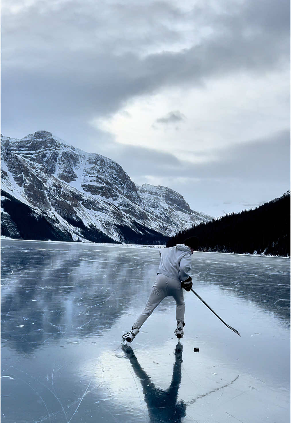 IS THIS REAL LIFE??🤩🗻 • • • #hockey #hockeyplayer #hockeytok #hockeytiktoks #hockeytiktok #hockeystick #hockeytraining #NHL #odr #odrheaven #mountain #banff #fyp #foryou #foryoupage 